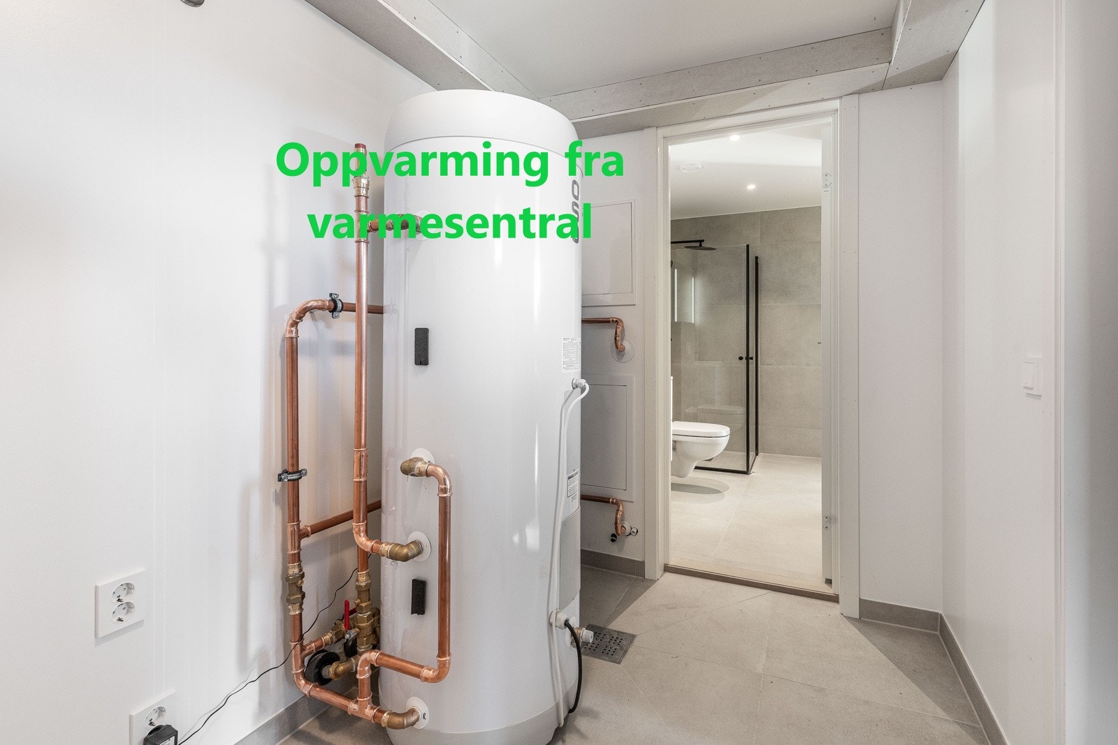 Varmepumpen kan styres etter værvarslet og den kan lære seg å varme opp varmtvann etter ett forbruksmønster. Galleribilde