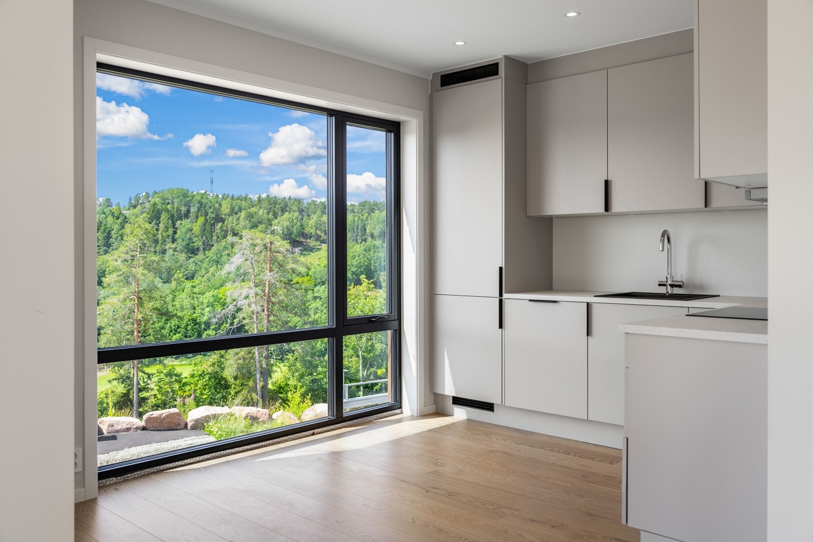 Kjøkkenet er pent og moderne med integrerte hvitevarer. Galleribilde