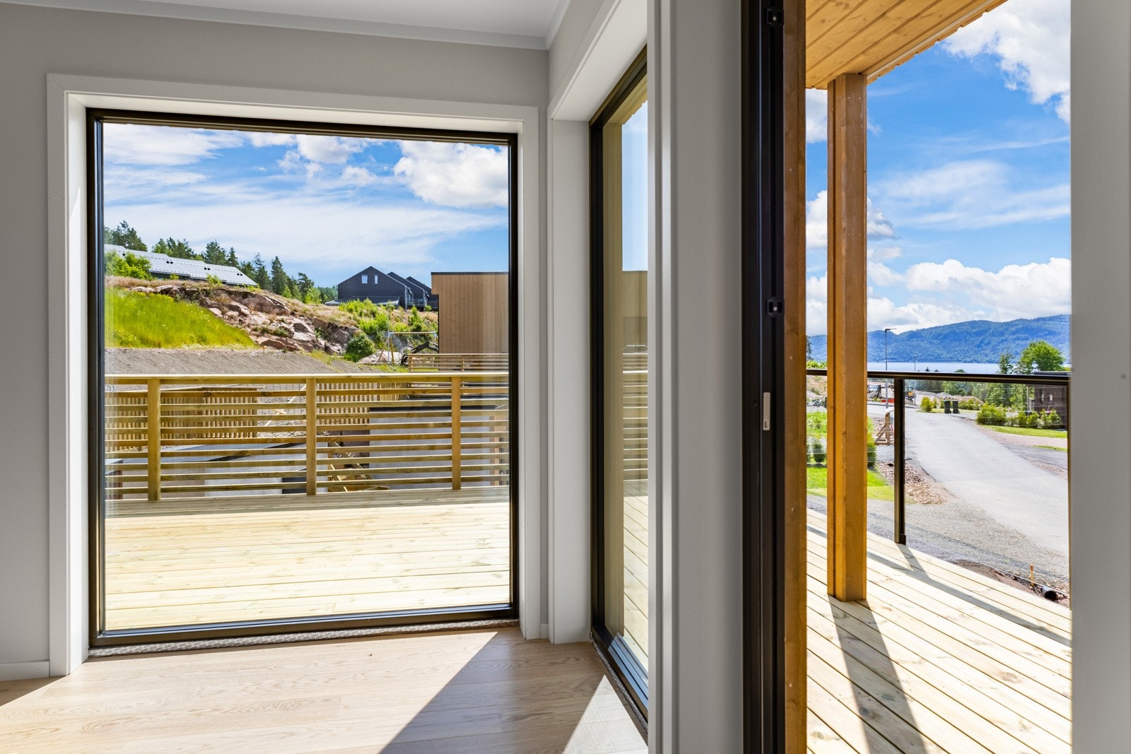 Gode vindusflater som rikelig med lys inn i rommet, herfra er det utgang til en herlig terrasse. Galleribilde