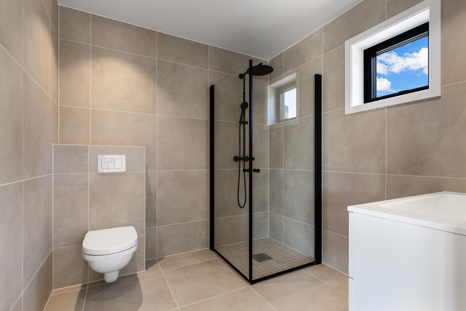 Flott bad med store, moderne fliser i Light Greige. Galleribilde