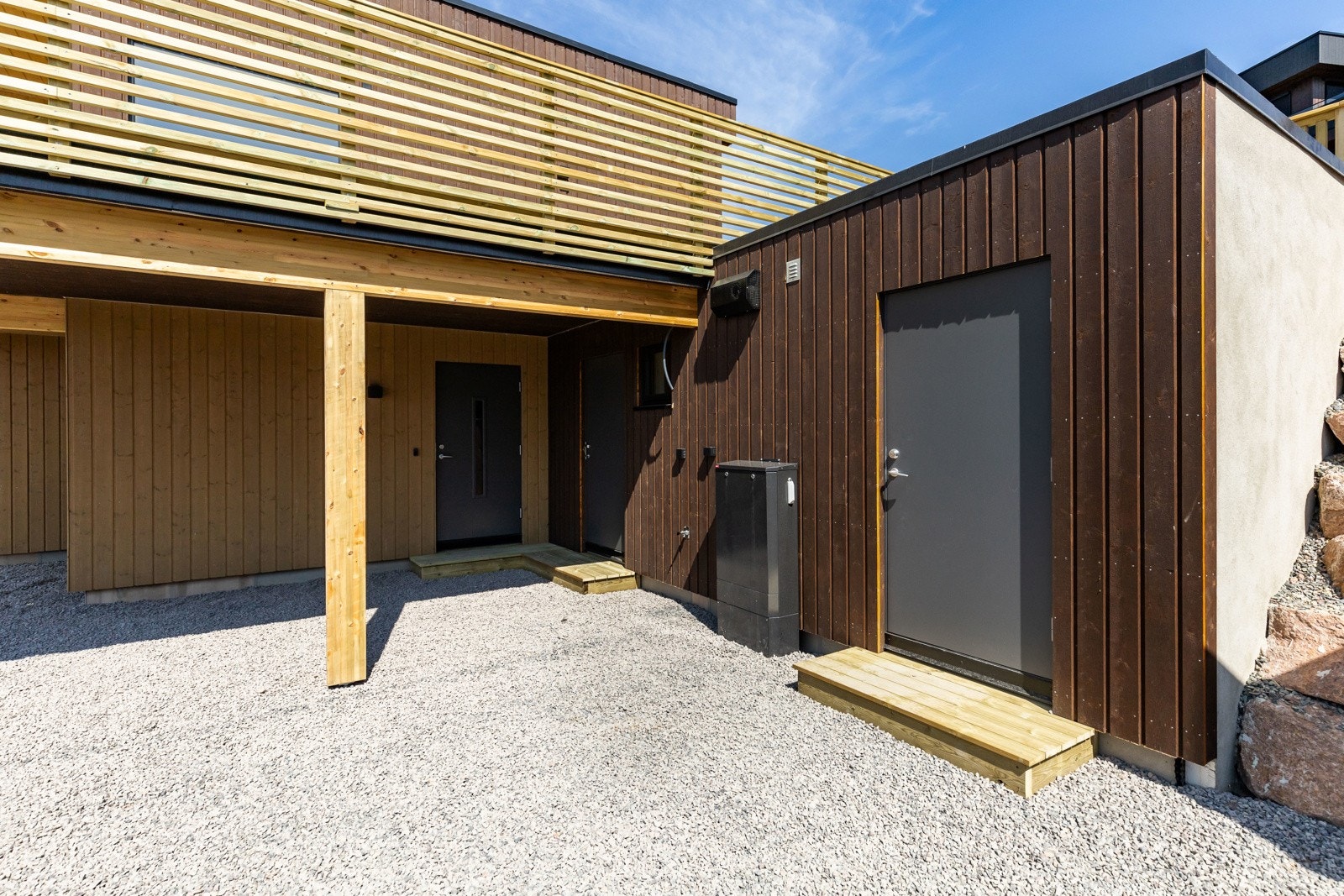 Det er parkering i carport, samt lagringsplass i sportsbod. Galleribilde