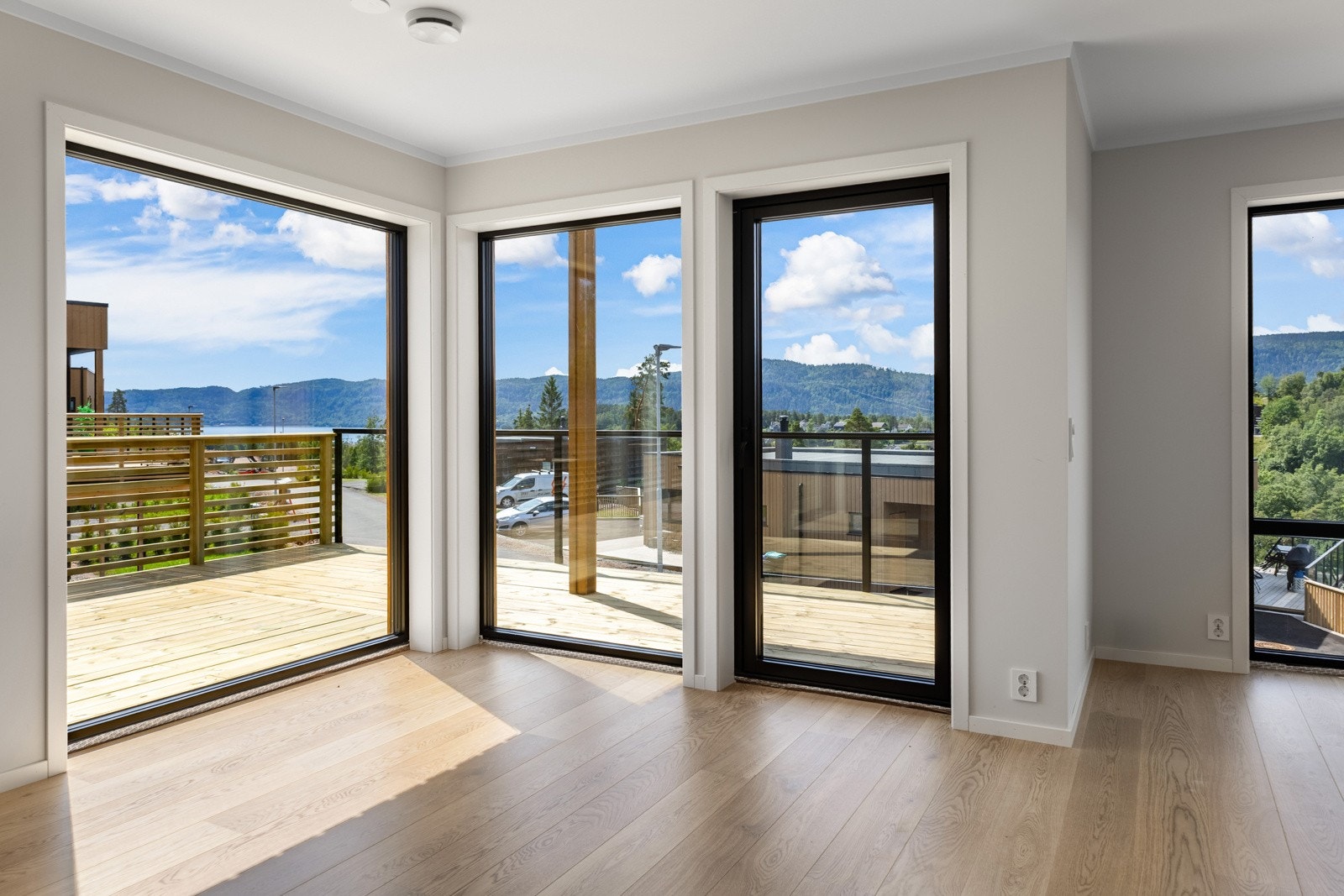 Stuen har store vindusflater som slipper inn naturlig lys inn i rommet. Galleribilde