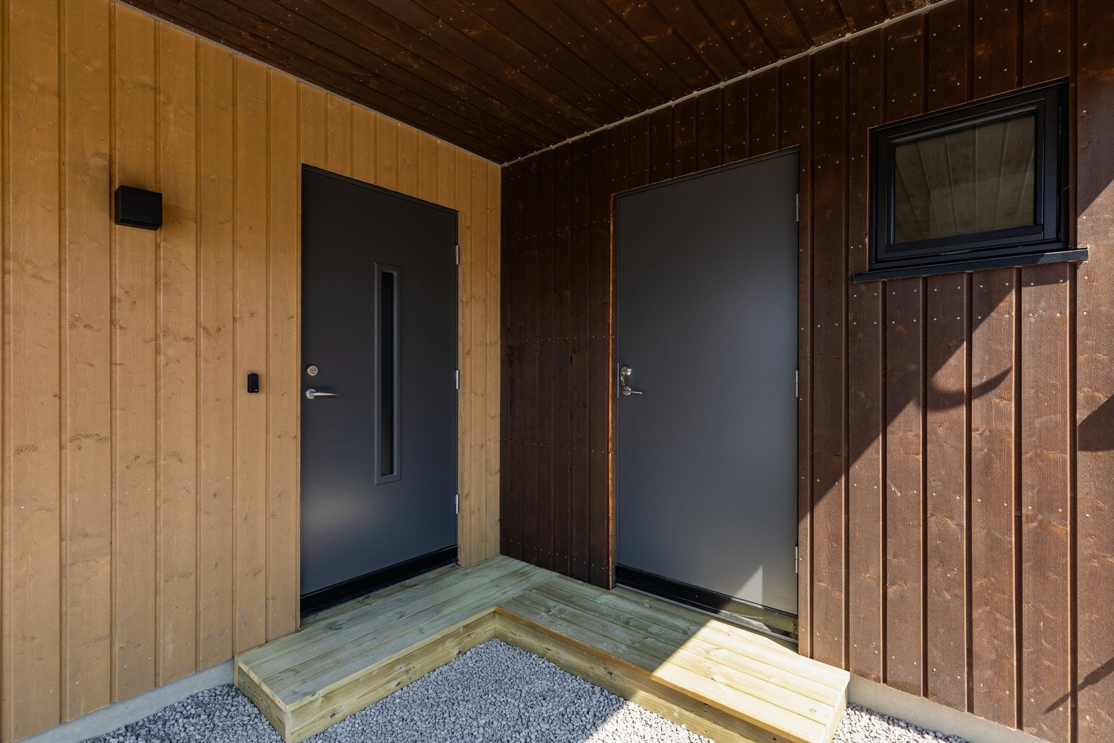 Boligen har et hyggelig, overbygd inngangsparti. Galleribilde