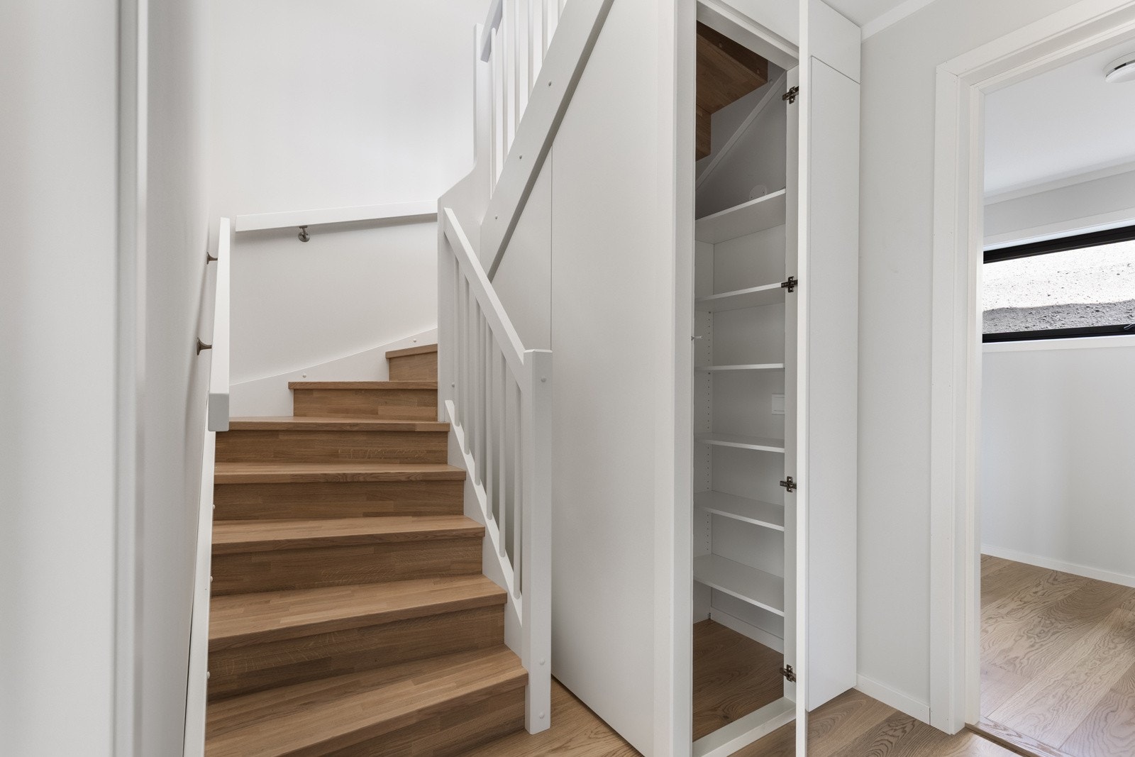 Boligen har smarte løsninger - oppbevar sko og klær i bod under trappen. Galleribilde