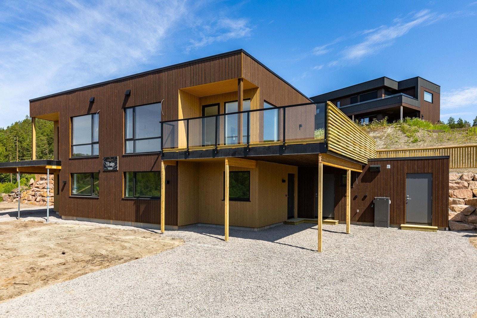 Privatmegleren ved Morten Liavaag har gleden av å presentere denne moderne, energismarte familieboligen beliggende i naturskjønne Bjørndalåsen i Sande. Galleribilde