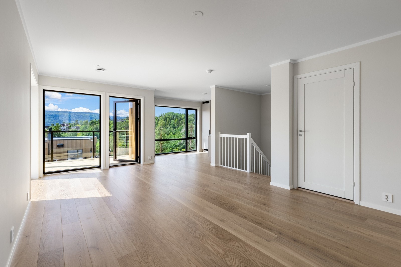 Boligen har en lys og luftig stue med store vindusflater. Galleribilde