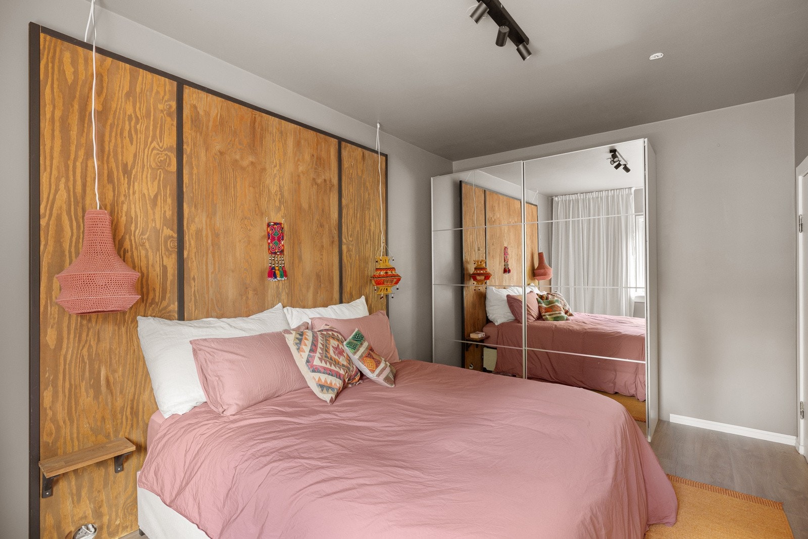 Den doble, 2 meter lange skyvedørsgarderoben gir rikelig med lagringsplass og følger med ved salg. Galleribilde