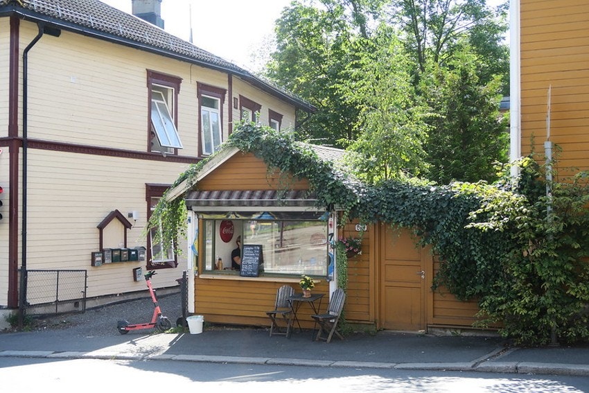 I nærheten finner du flere trivelige matsteder, som Rosenhoff Kiosk, berømt for sin takeaway-pizza Galleribilde