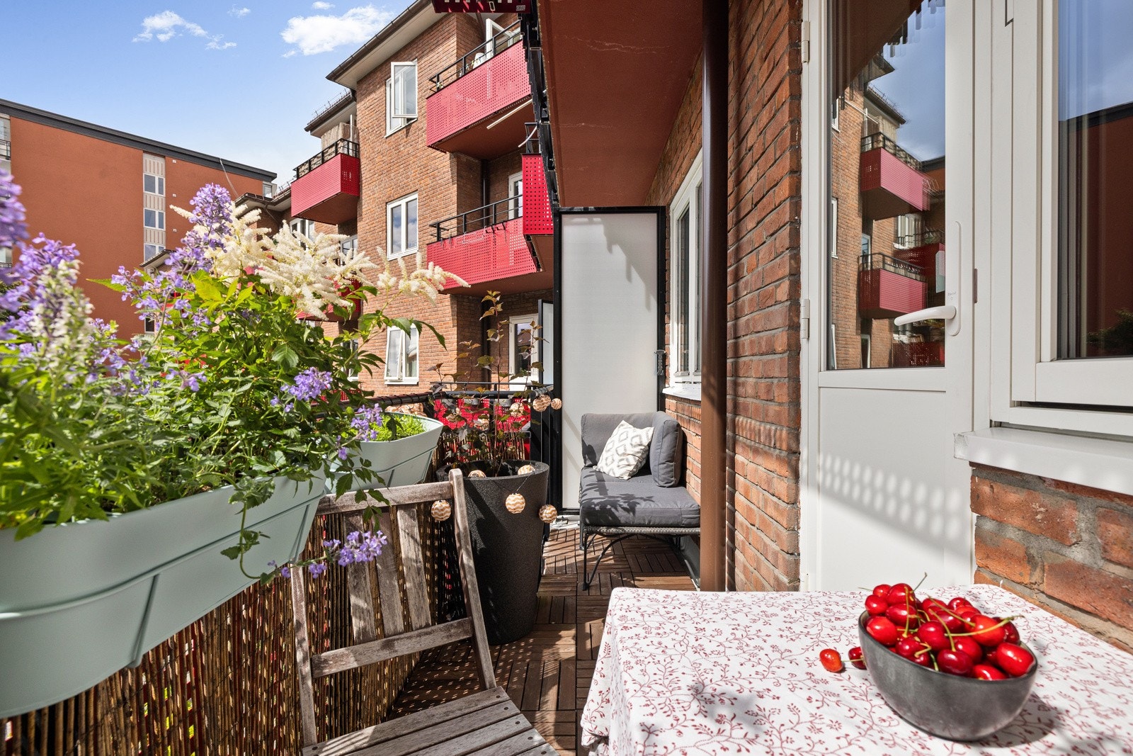 Her kan man nyte sola til cirka kl 17 om sommeren Sørvendt beliggenhet gir sollys i hele leiligheten også i vintermånedene. Galleribilde