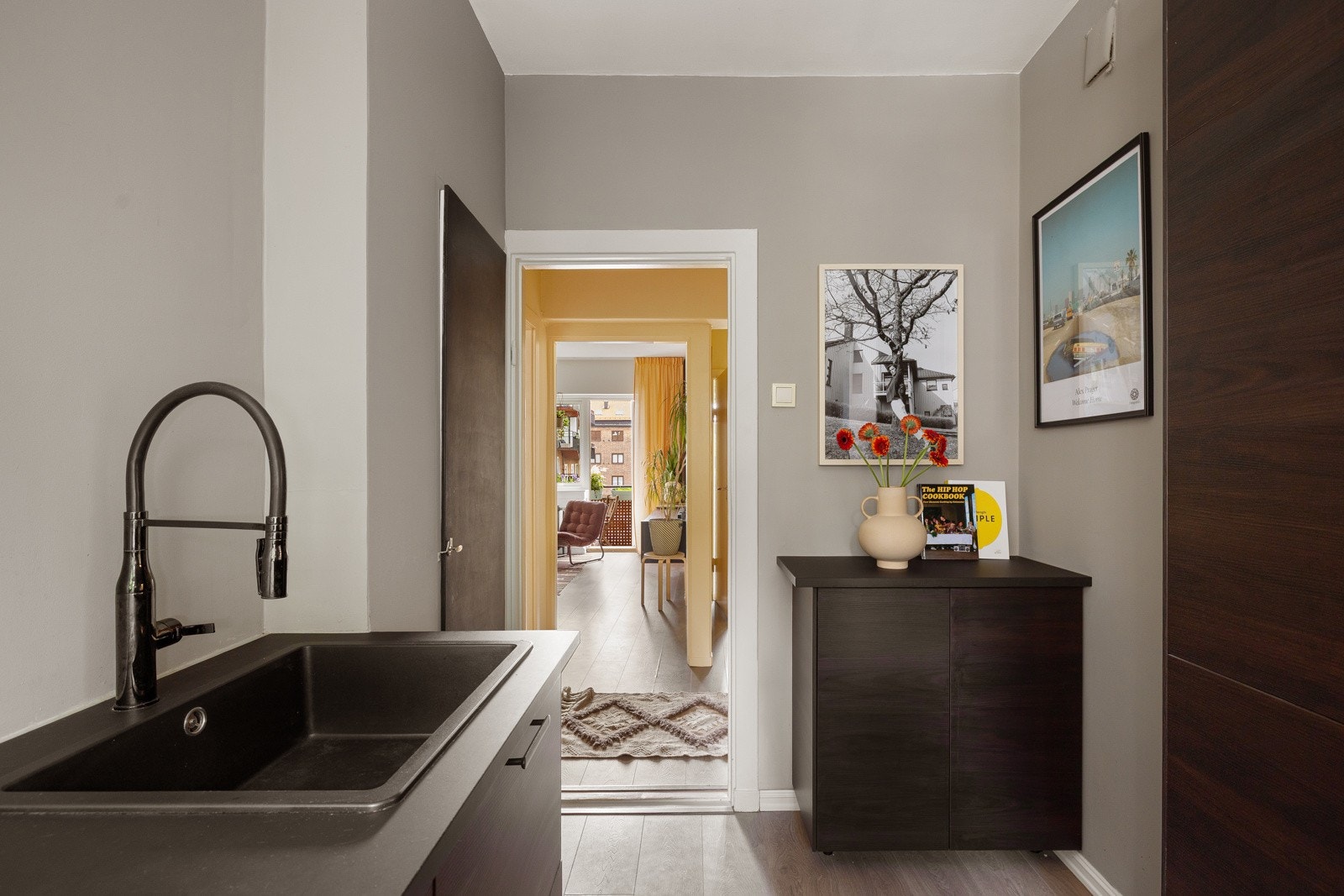 På solrike dager strømmer varmt og deilig sollys inn og fyller hele leiligheten. Galleribilde