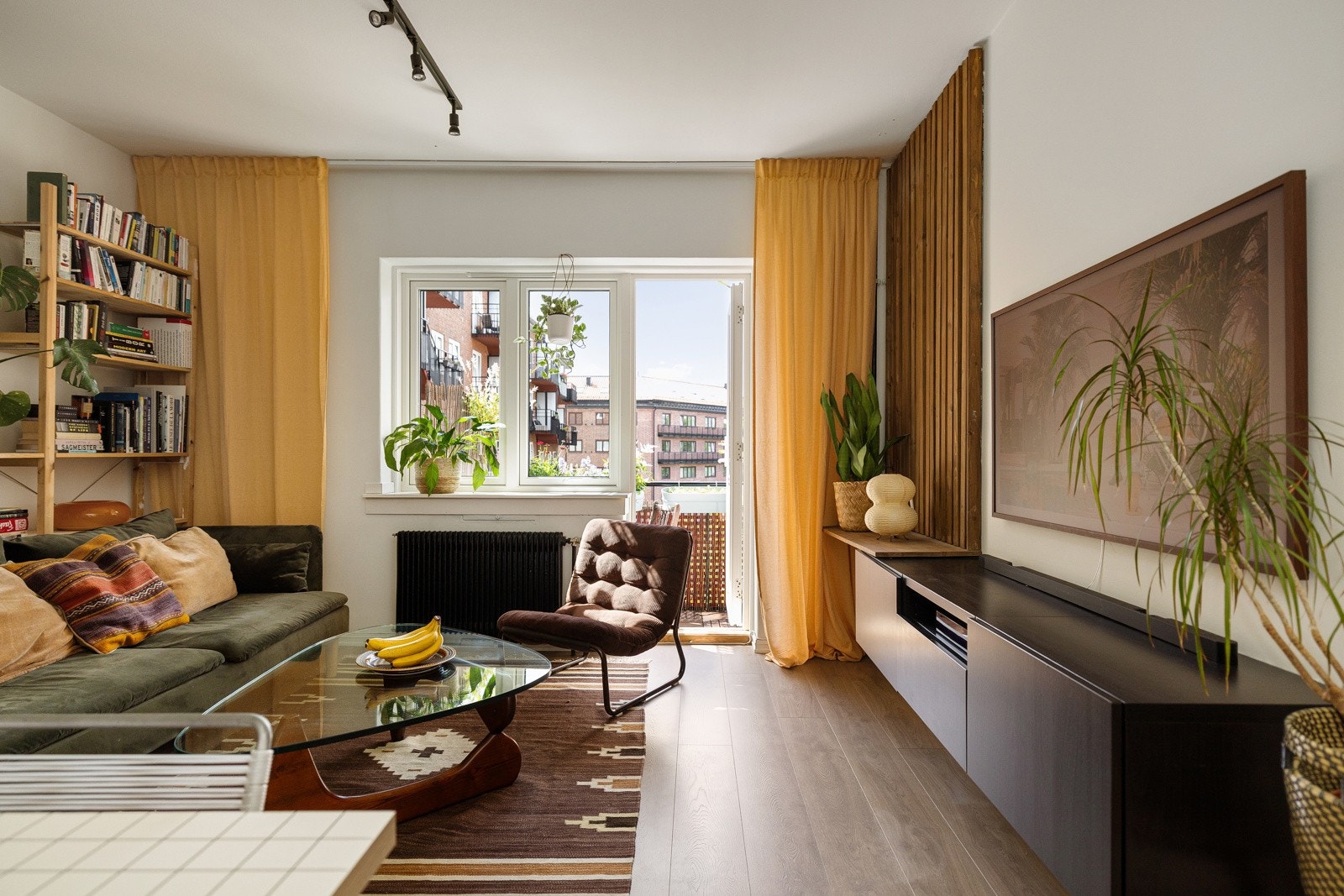 Fra stuen er det utgang til en idyllisk, sørvendt balkong fra 2020. Galleribilde