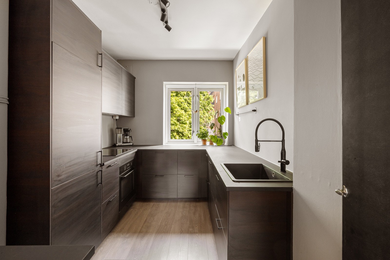 Alle integrerte hvitevarer følger med på kjøpet. Galleribilde