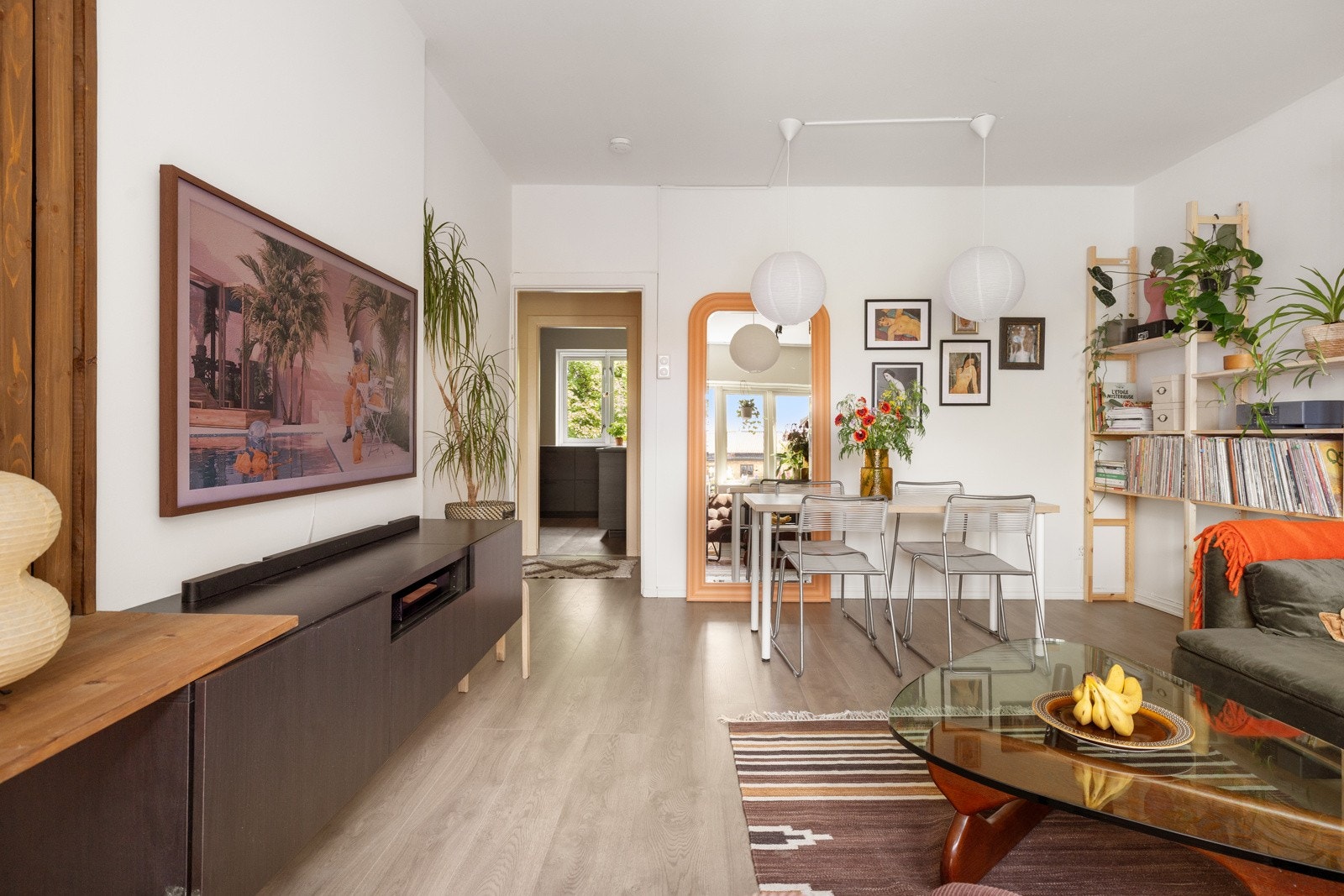 En luftig leilighet med smart, gjennomgående planløsning. Galleribilde