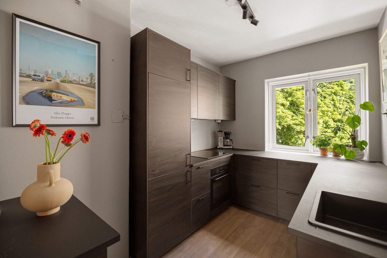 Separat, moderne kjøkken fra 2021 med rikelig benkeplass og gode oppbevaringsmuligheter. Galleribilde