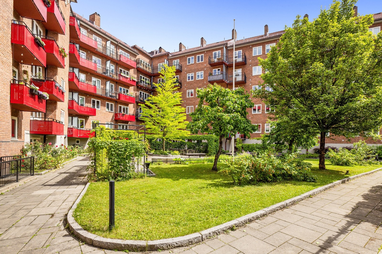 Hyggelig, velstelt gressplen som er populær til soling. Den store, inngjerdede bakgården har også sin historie, blant annet med en stein som markerer den gamle grensen mellom Aker og gamle Kristiania. Galleribilde