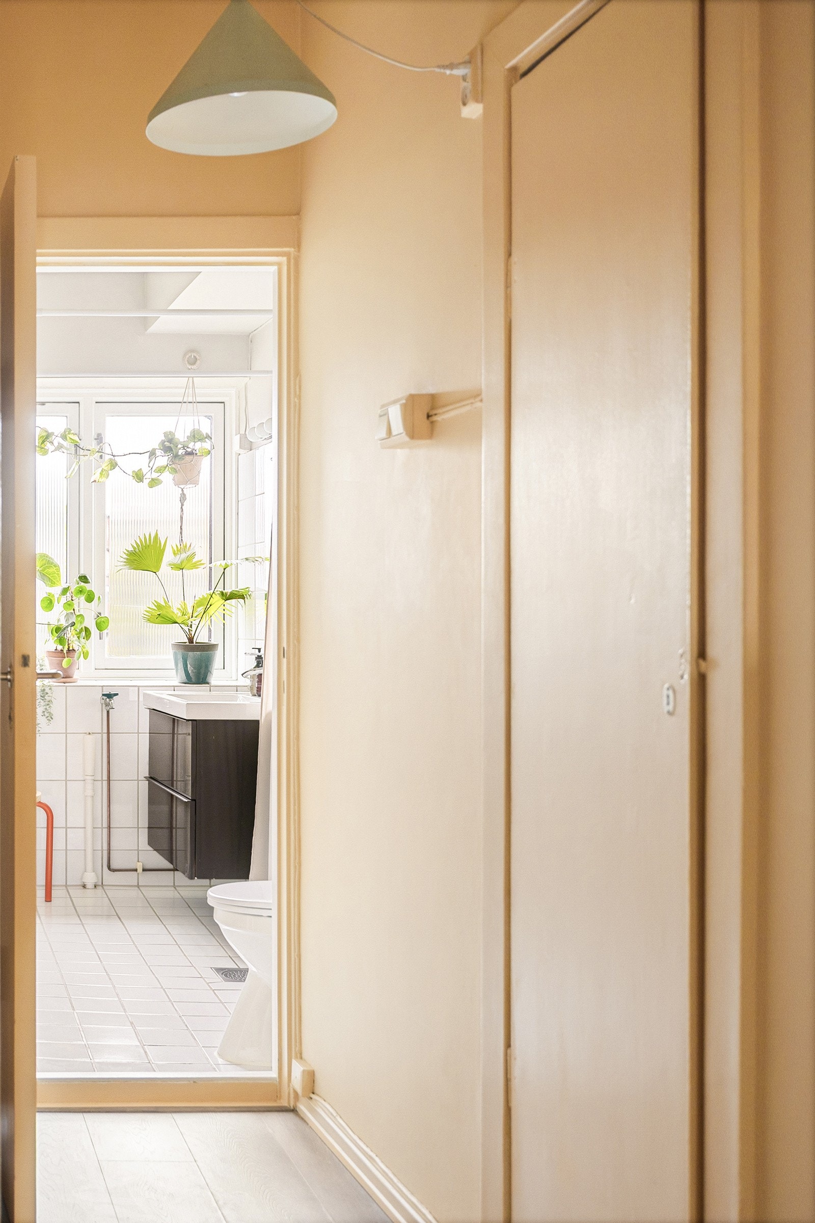 I gangen finnes et romslig kott med plass til yttertøy, sko og støvsuger. Leiligheten har også egen bod på loftet og i kjelleren, samt tilgang til en fellesbod ved behov. Boligen har dørcalling med video. Galleribilde