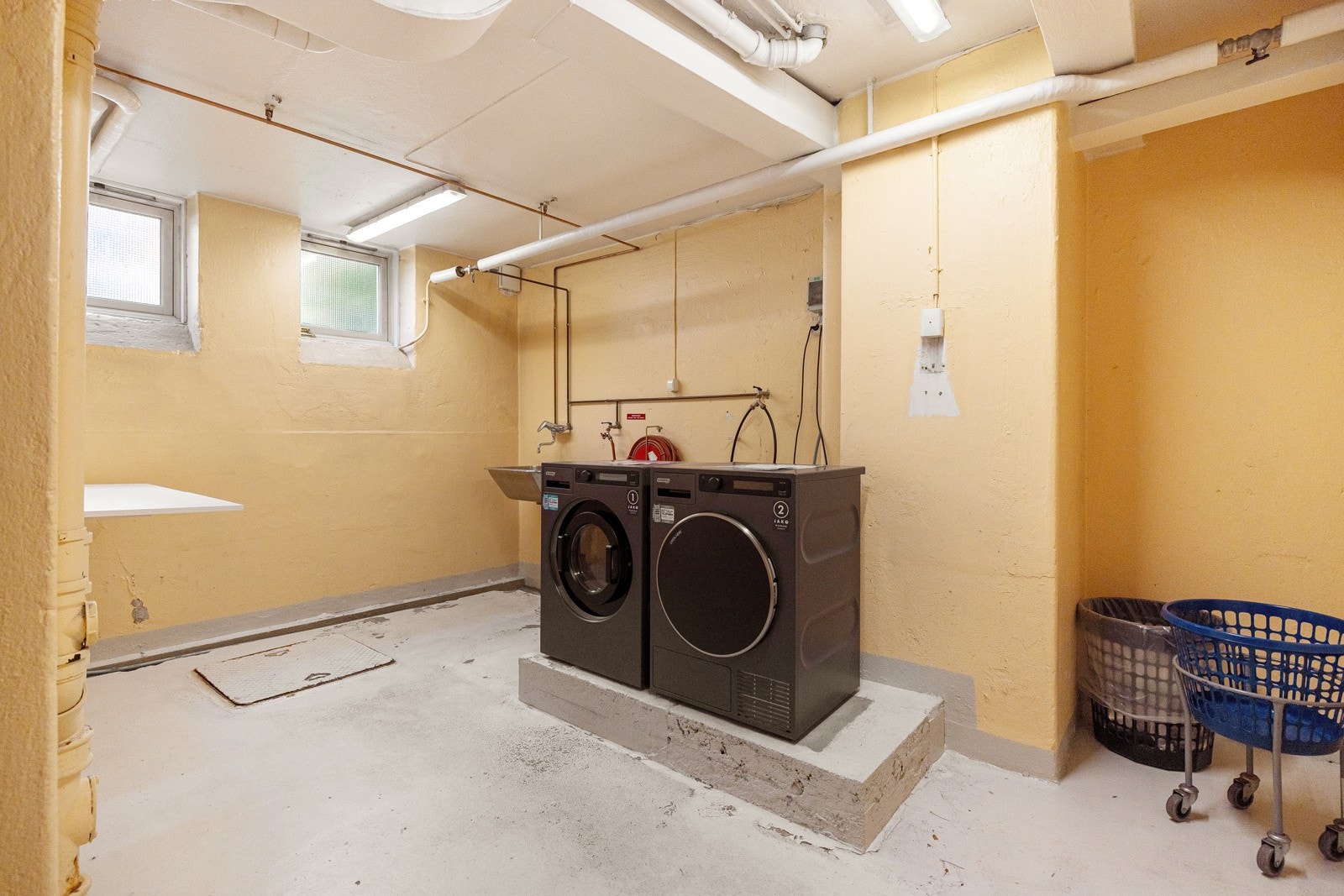 Borettslaget har fire felles vaskerier og tørkerom, med maskiner som er nye i 2025. Galleribilde