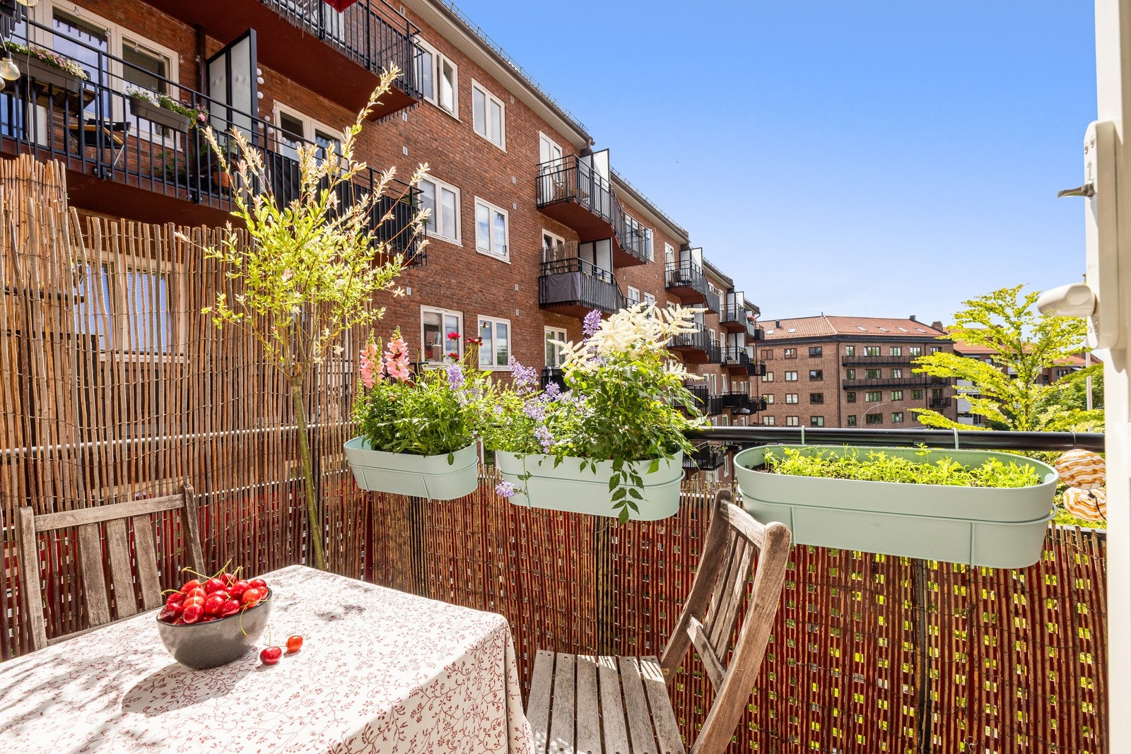 ?samt et lite spisebord. Balkongen benyttes som et herlig, ekstra rom i leiligheten. Galleribilde