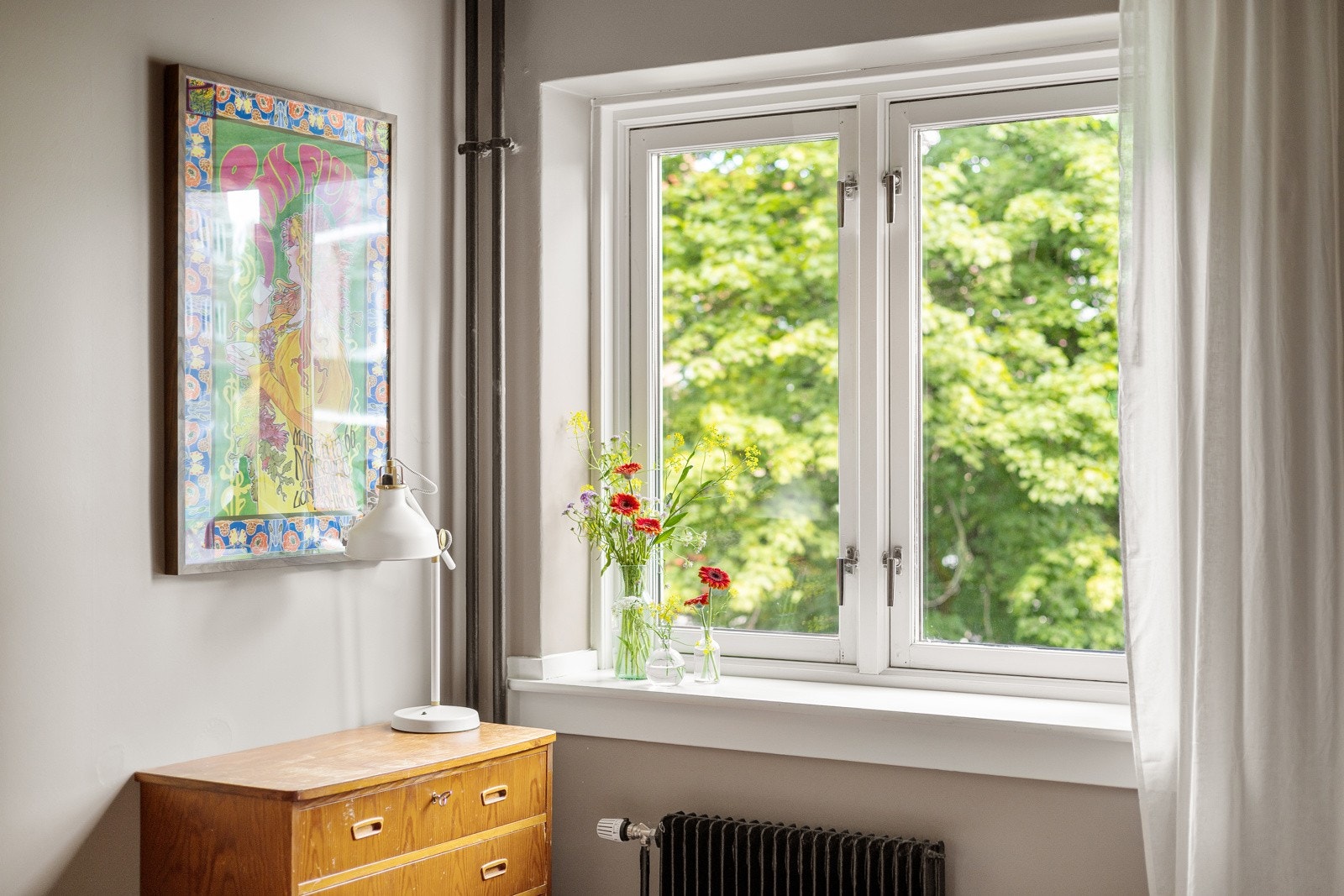 Rommet vender mot fredelige, grønne omgivelser, og fra sengen kan du nyte denne vakre utsikten hver dag. Nordvendt vindu gjør rommet svalt og behagelig på varme sommerdager. Galleribilde