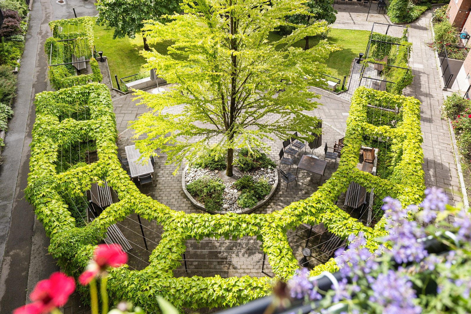 Her kan du nyte utsikten mot borettslagets parkmessige gårdsrom og grønne omgivelser - et fredelig lite pusterom midt i byen. Galleribilde