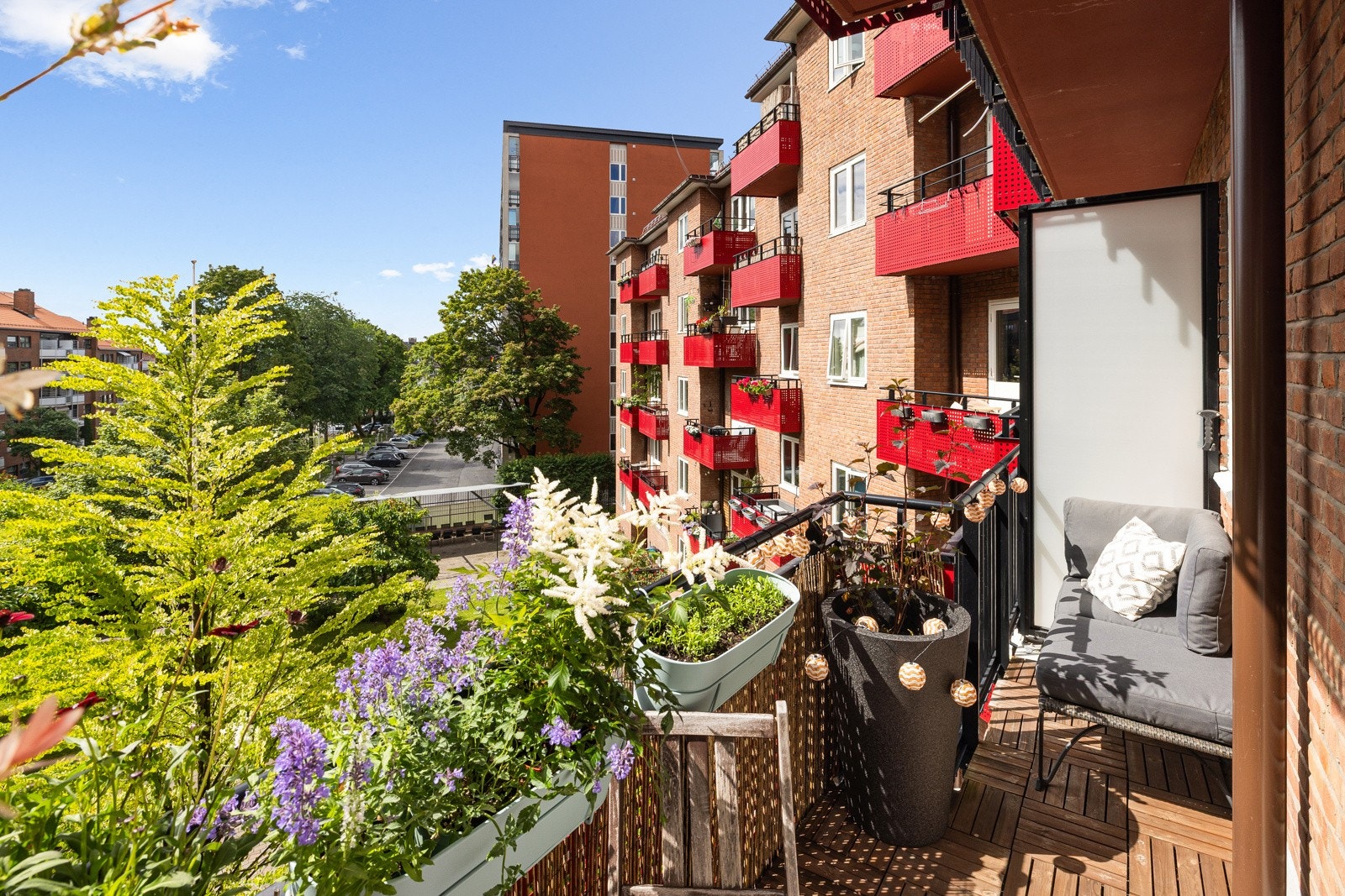 Elektrisk grill kan brukes på balkongen, med plass til sofa, planter og små trær? Galleribilde