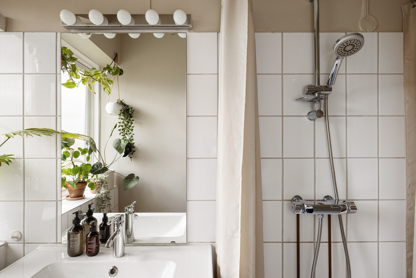 Delikat, flislagt bad med varmekabler i gulvet og opplegg for vaskemaskin. Vegger og tak er malt i 2021. Galleribilde