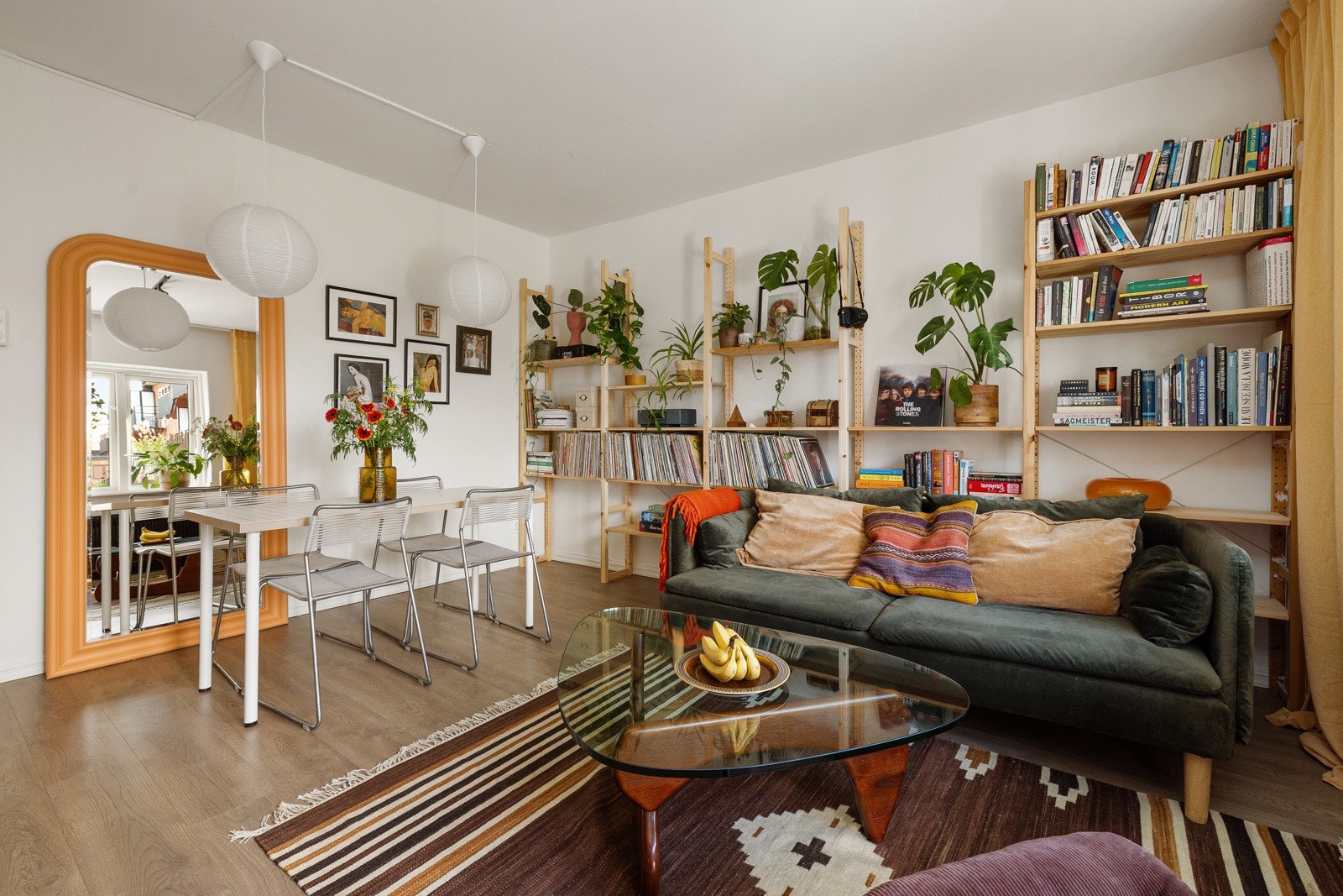 Stuen er lys og romslig, med god plass til både sofagruppe, TV-møblement og et hyggelig spisebord - perfekt for koselige kvelder og samlinger med venner. Galleribilde