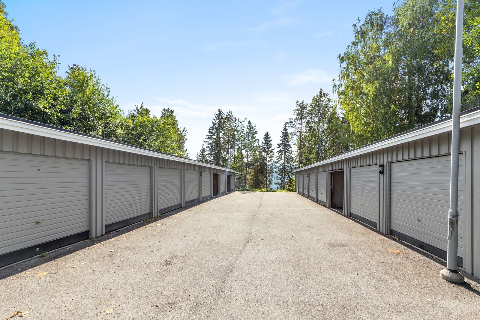 Det medfølger en garasjeplass med mulighet for å montere elbil lader. Galleribilde