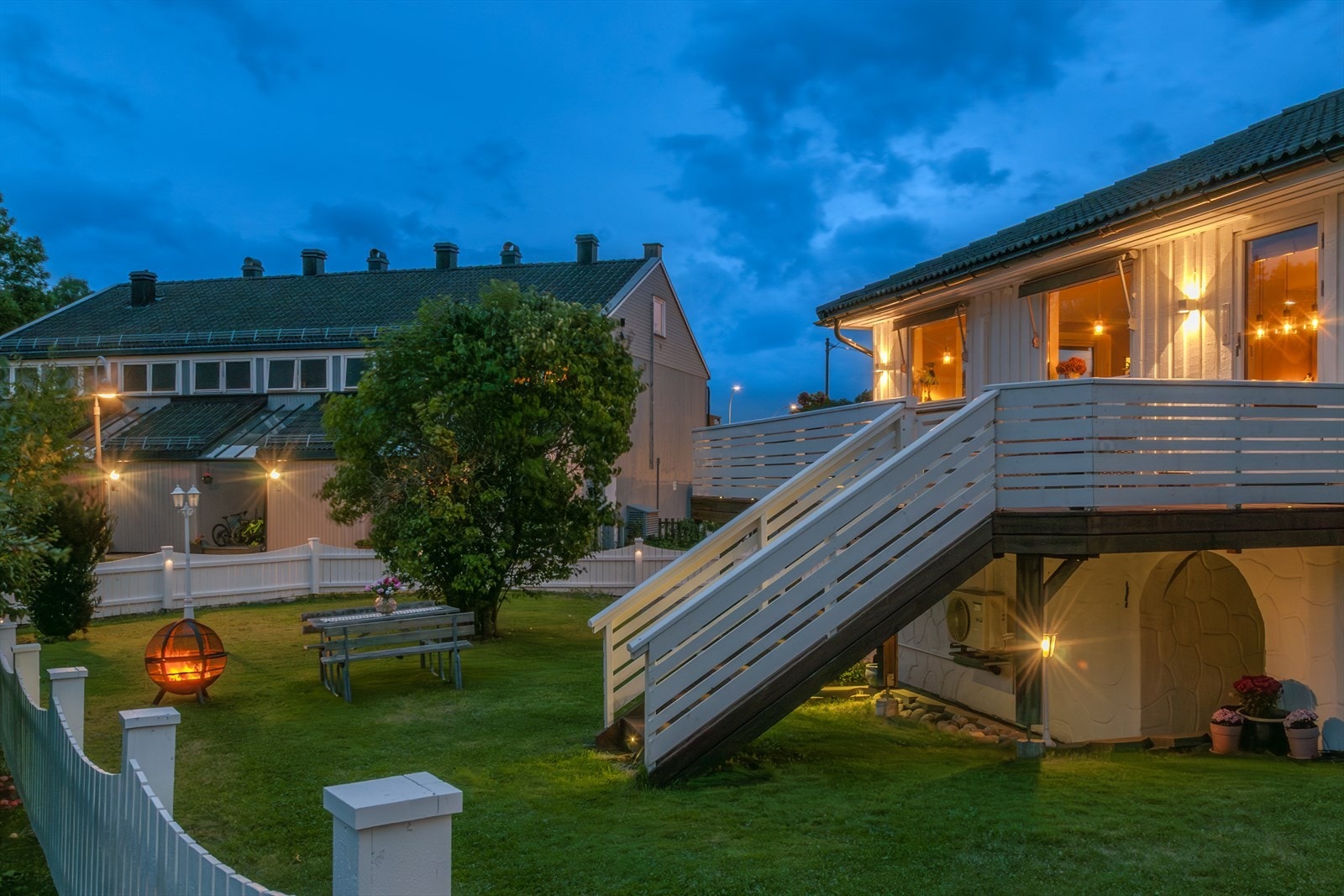 Belysning i gjerdestolper og terasse. Galleribilde