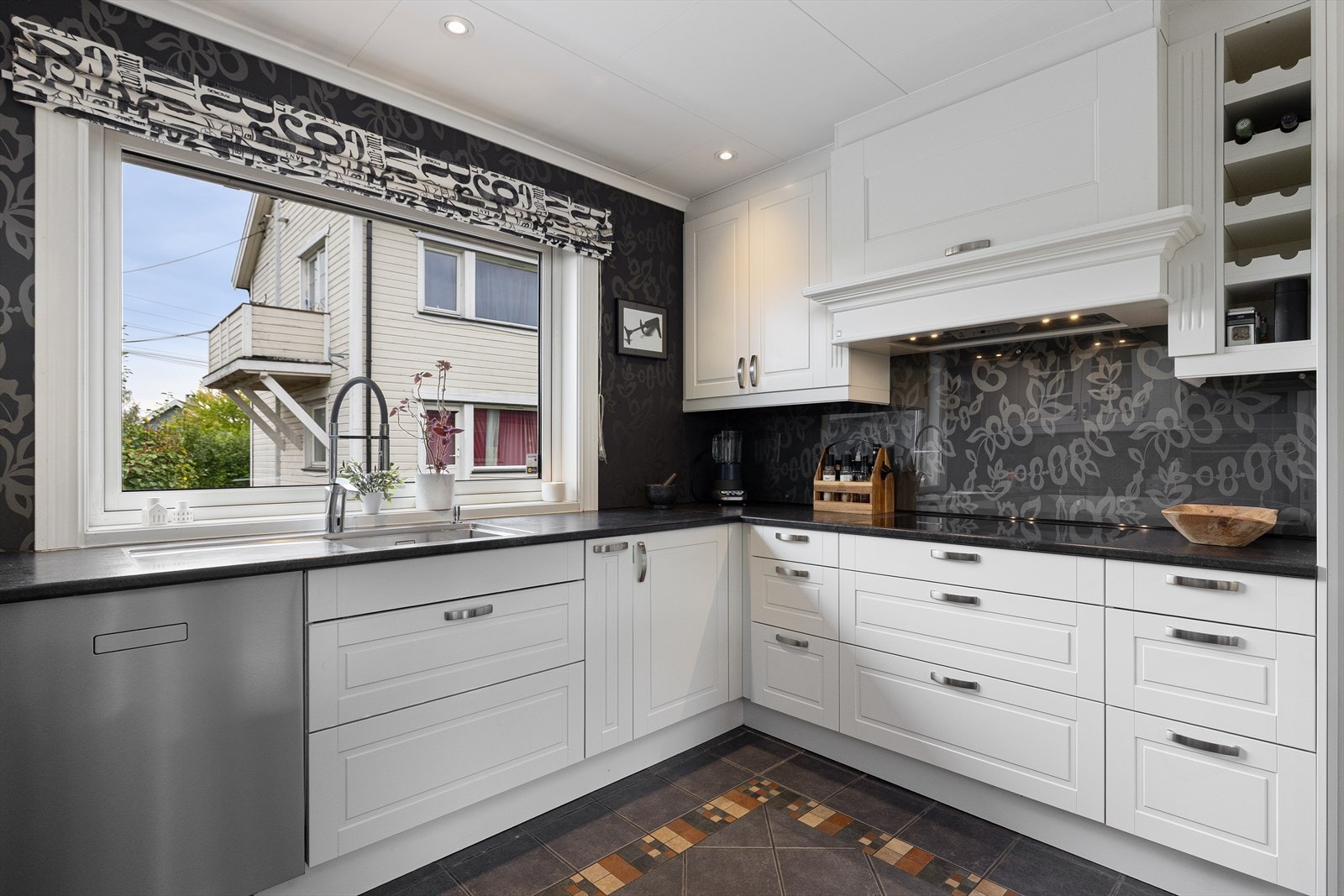 Kjøkkeninnredning i pent design fra 2014, oppvaskmaskinen ble byttet for 3 år siden. Galleribilde