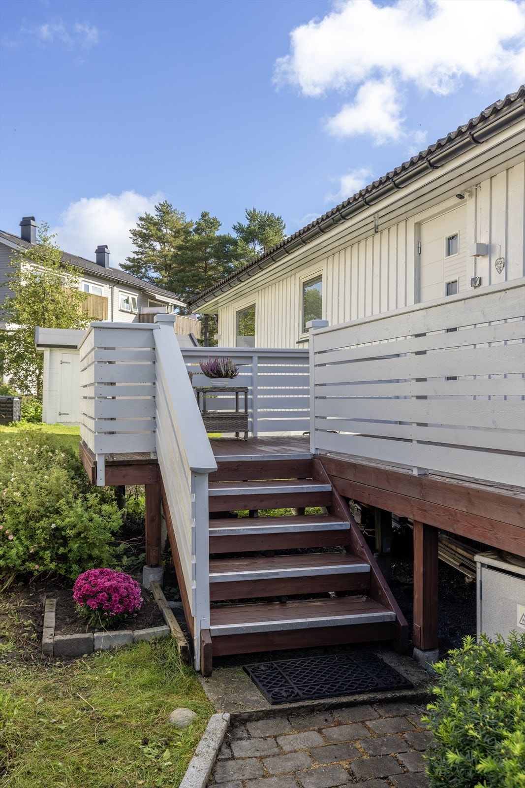 Trapp opp til boligens inngangsparti Galleribilde