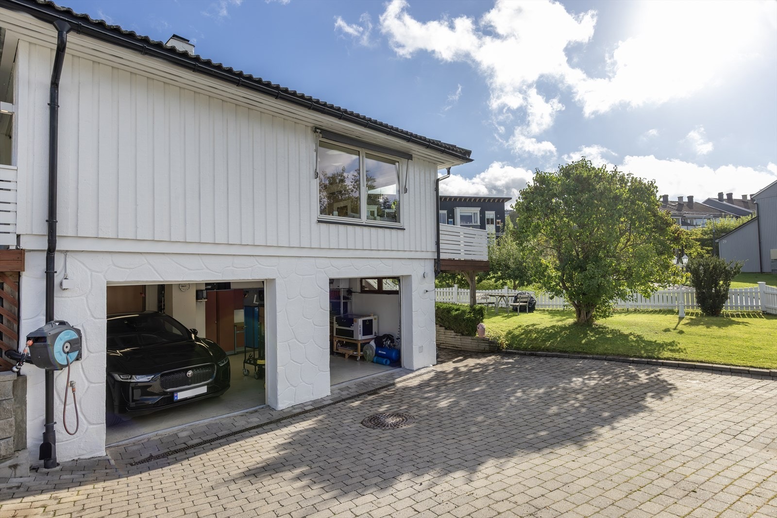 Boligen har en dobbelgarasje med god oppbevaringsplass Galleribilde