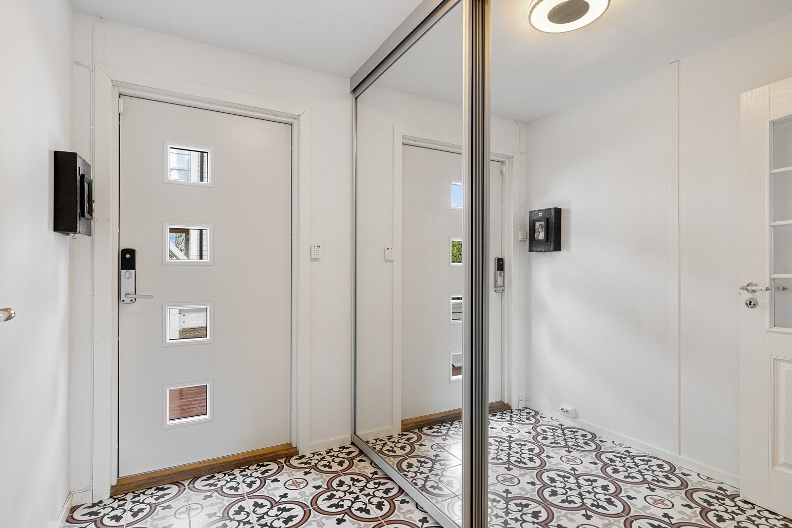Entré/gang med god plass til å henge fra seg yttertøy i garderobeløsning med skyvedører Galleribilde