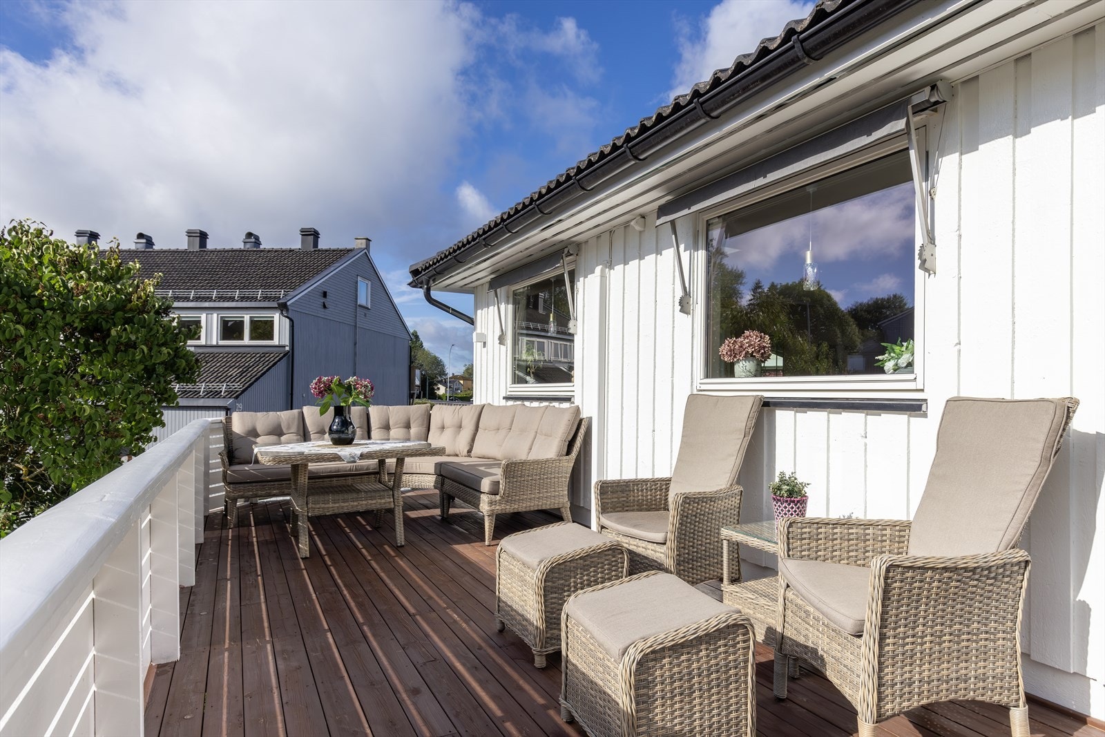 Stor terrasse med god plass til utemøblering Galleribilde