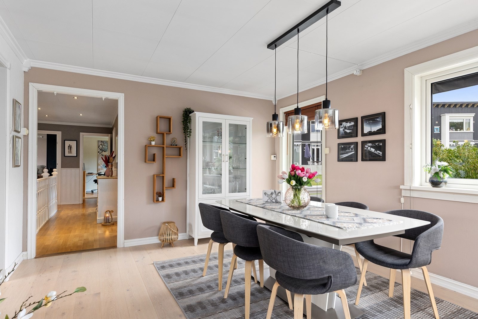 Stuen har et moderne design med et fargepalett som skaper en god atmosfære Galleribilde