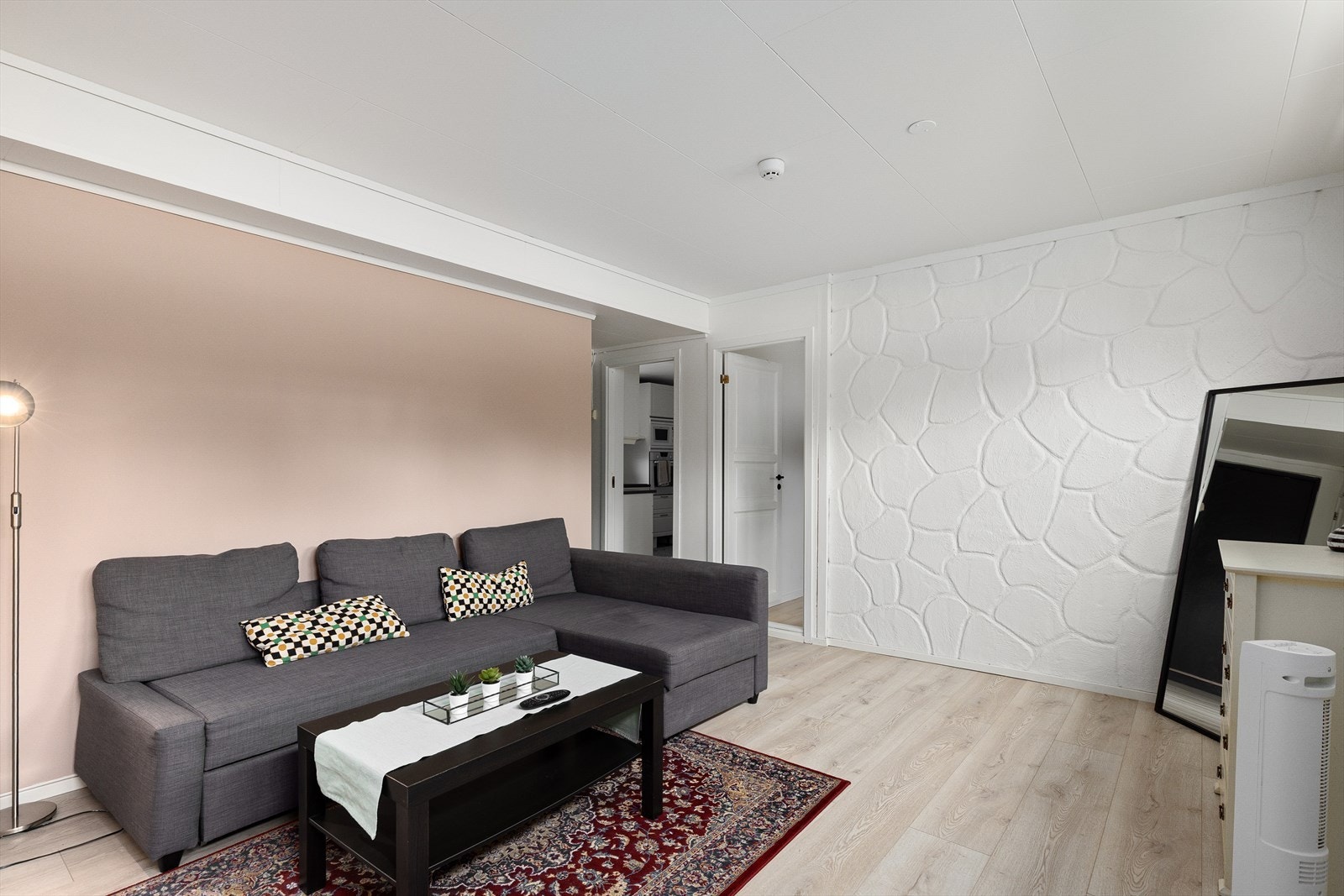 Hall (benyttes i dag som stue, men dette fraviker fra de godkjente byggetegningene) Galleribilde