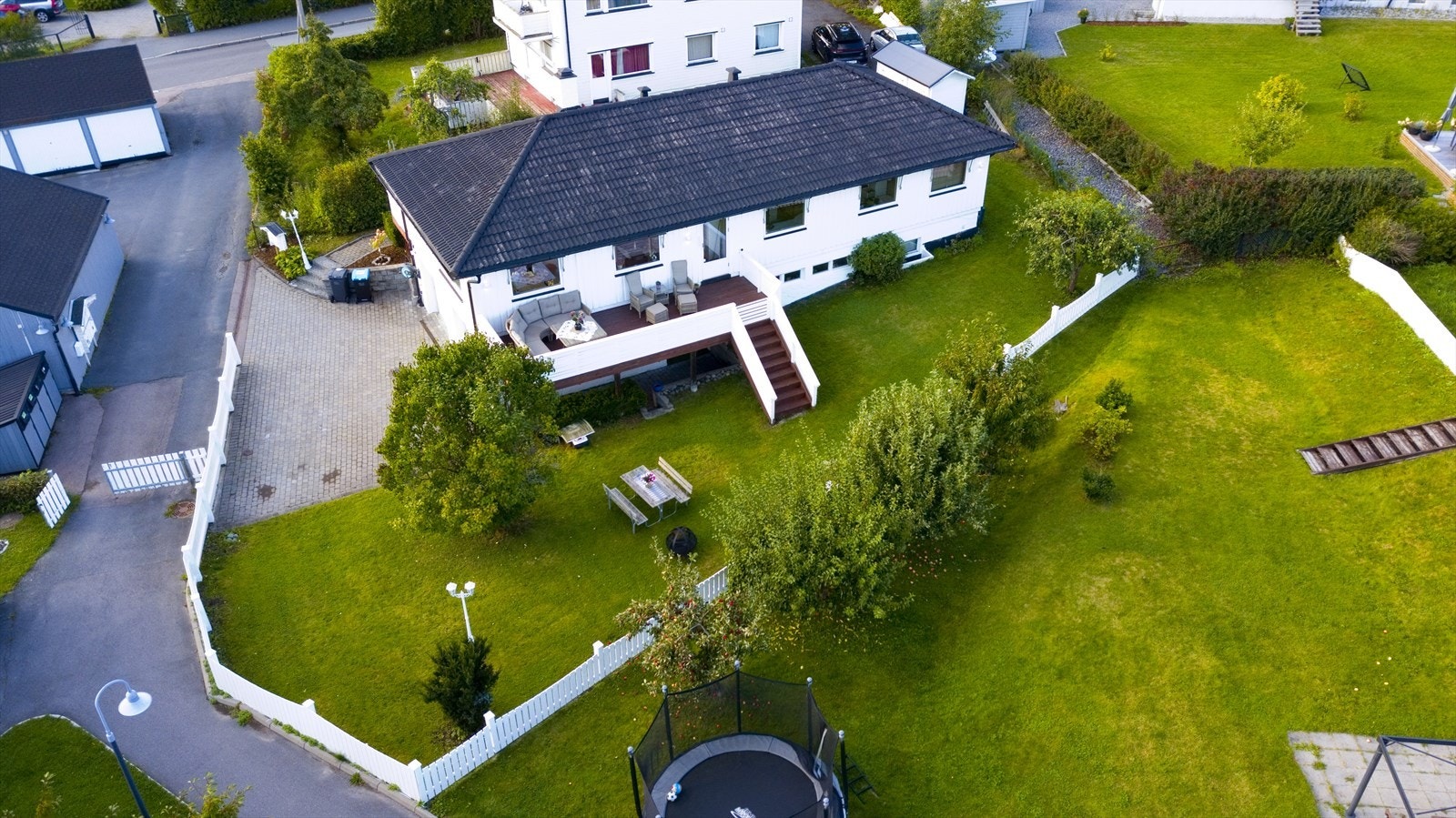 Stor tomt med fin og grønn hage Galleribilde