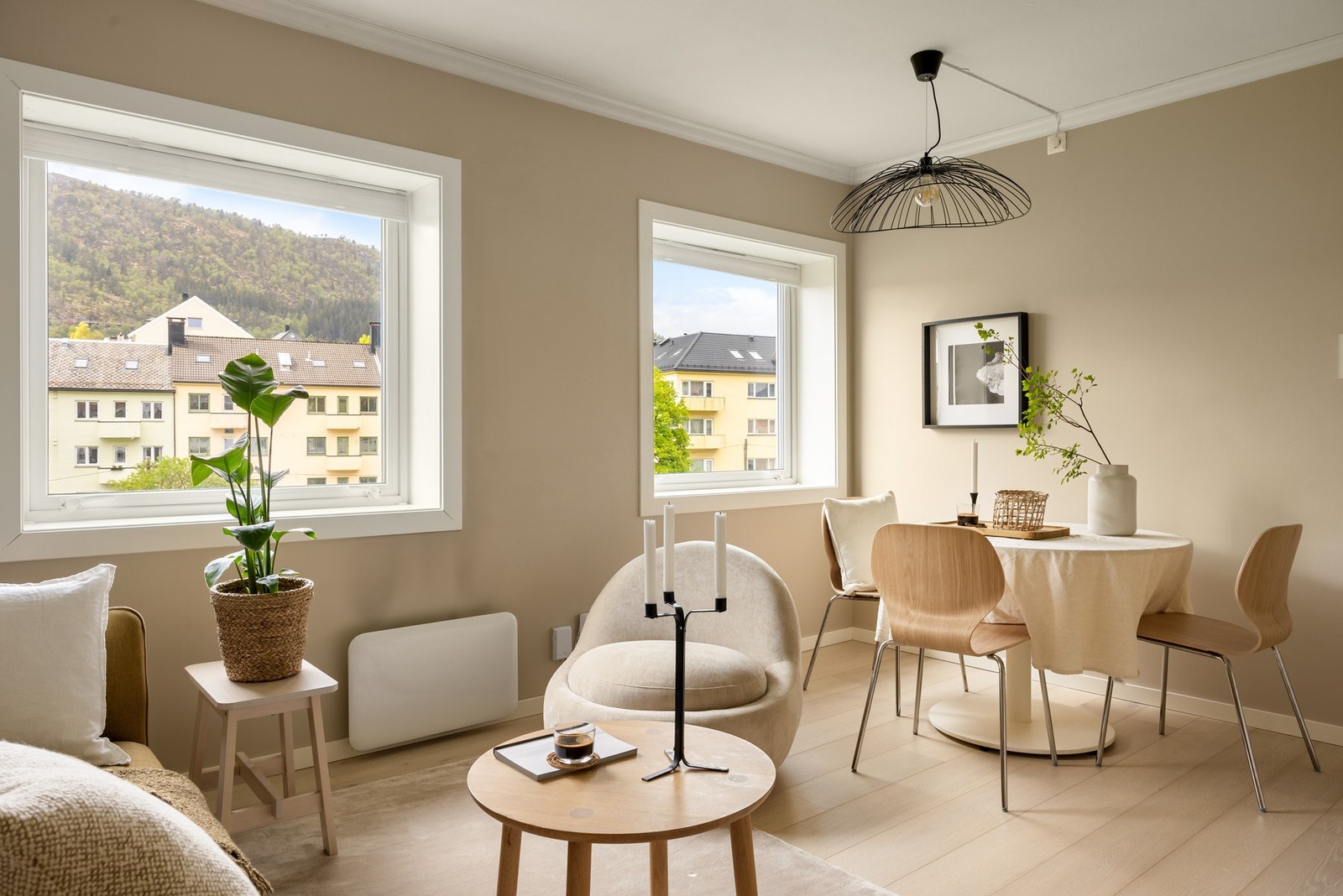 I 2022 ble det lagt en nydelig 1-stavs eikeparkett i stue, samtidig som overflatene ble malt i en tidløs nyanse. Galleribilde