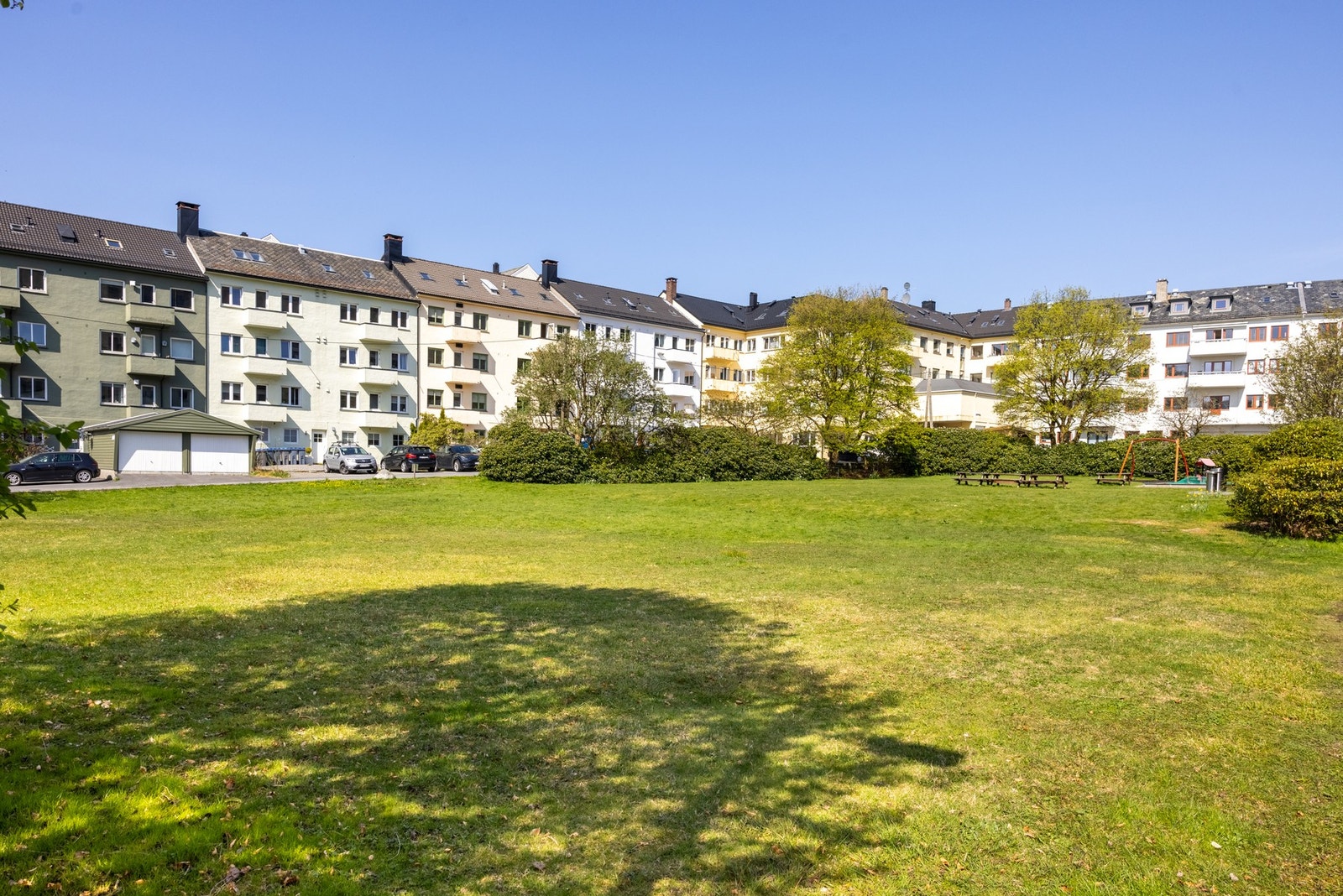 Flotte fellesområder i borettslaget med et stort grøntareal hvor man kan nyte solen på fine solskinnsdager. Galleribilde