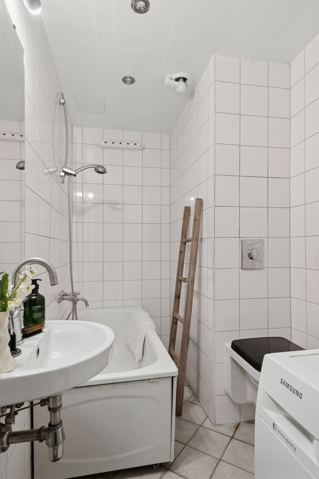 Bad fra 2006, med varme i gulv og opplegg til vaskemaskin. Galleribilde