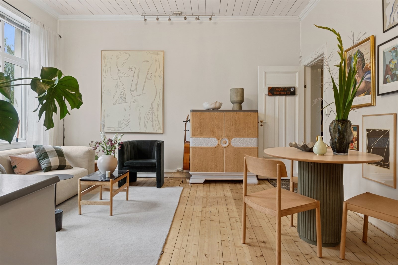 Her får du generøs takhøyde, klassiske detaljer, peis og originale tregulv. Galleribilde