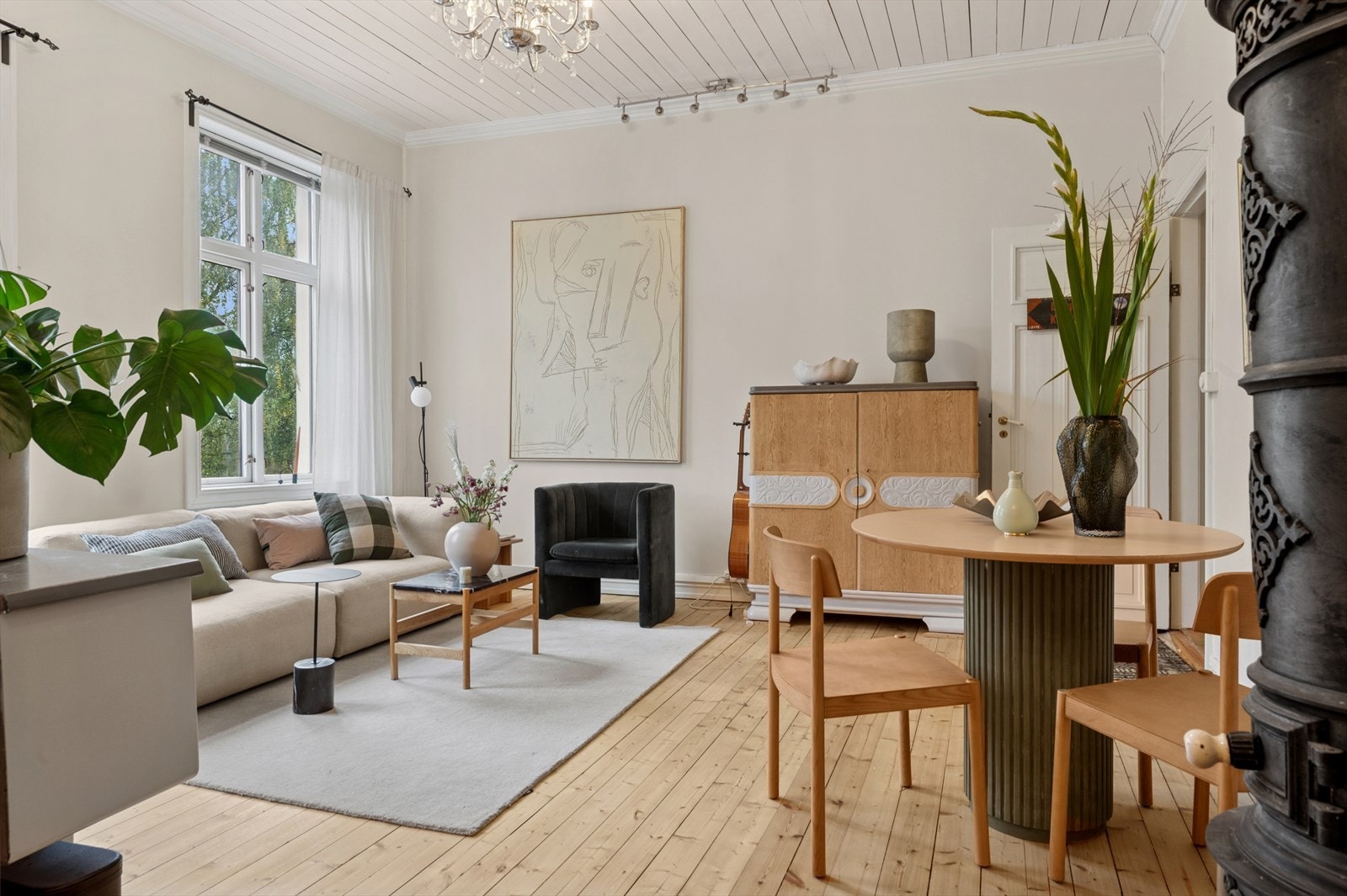 Velkommen til Thorvald Meyers gate 27A. En stor, lys og luftig 3-roms rett ved Birkelunden. Galleribilde