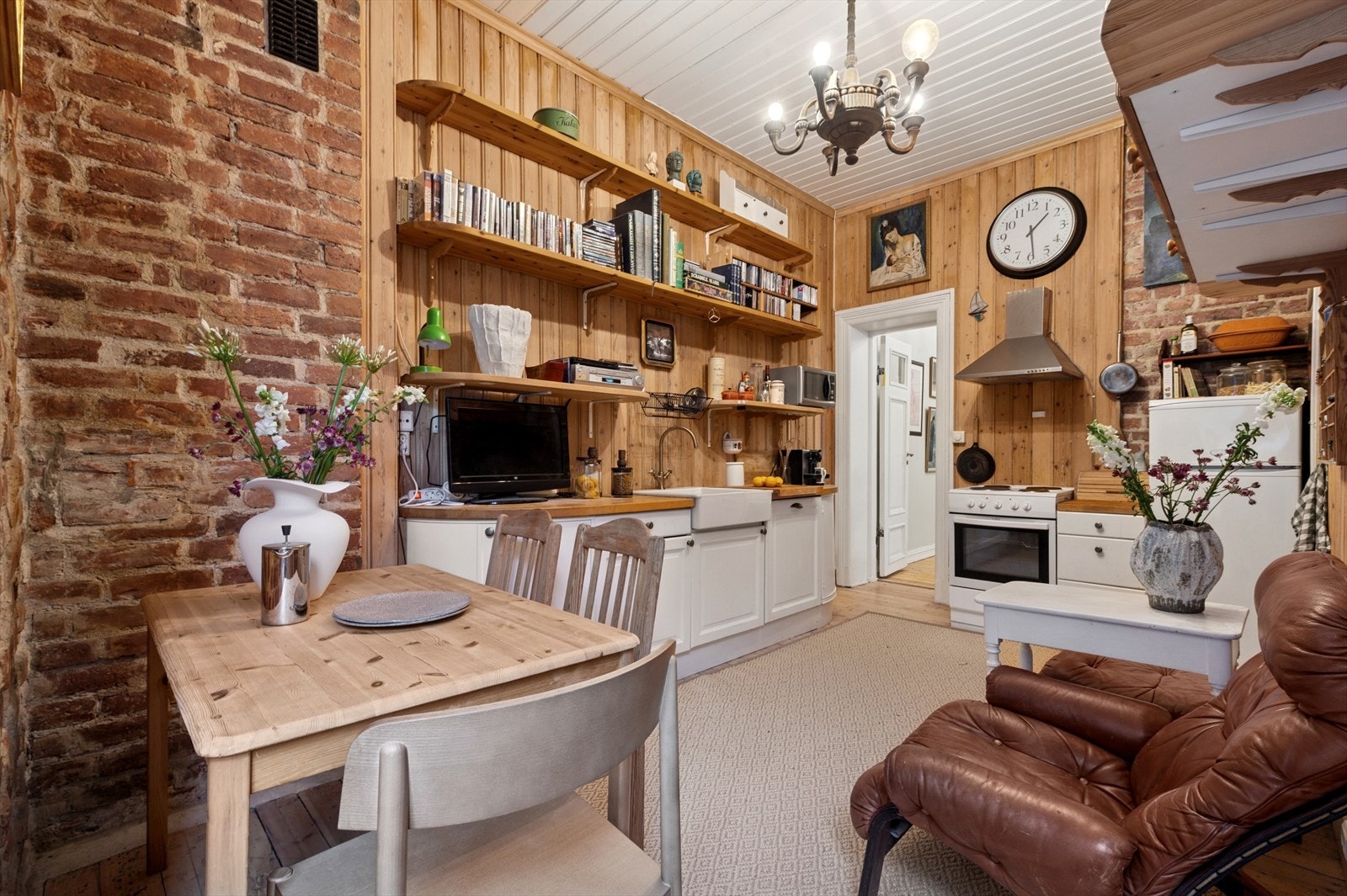 Stort og romslig kjøkken, med god plass til spisegruppe. Galleribilde