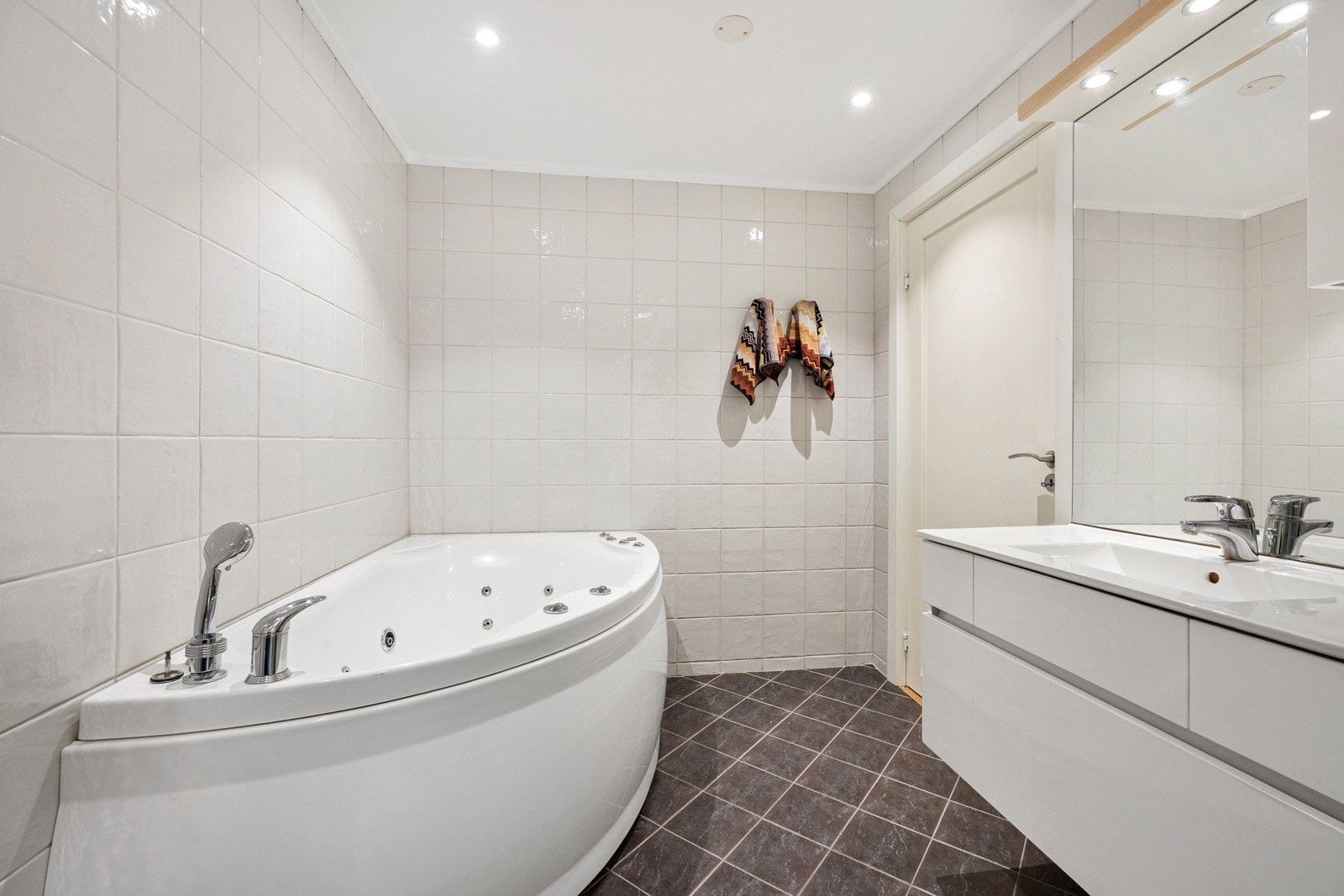 Badet fikk nye, hvitmalte himlingsplater med innfelte downlights i 2025. Galleribilde