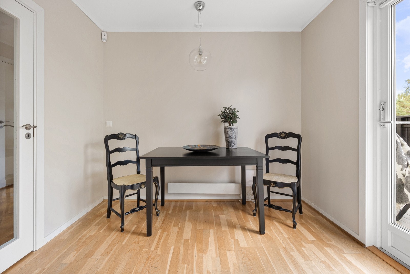 Kjøkkenet har spiseplass - perfekt for enkle måltider eller lekselesing. Galleribilde