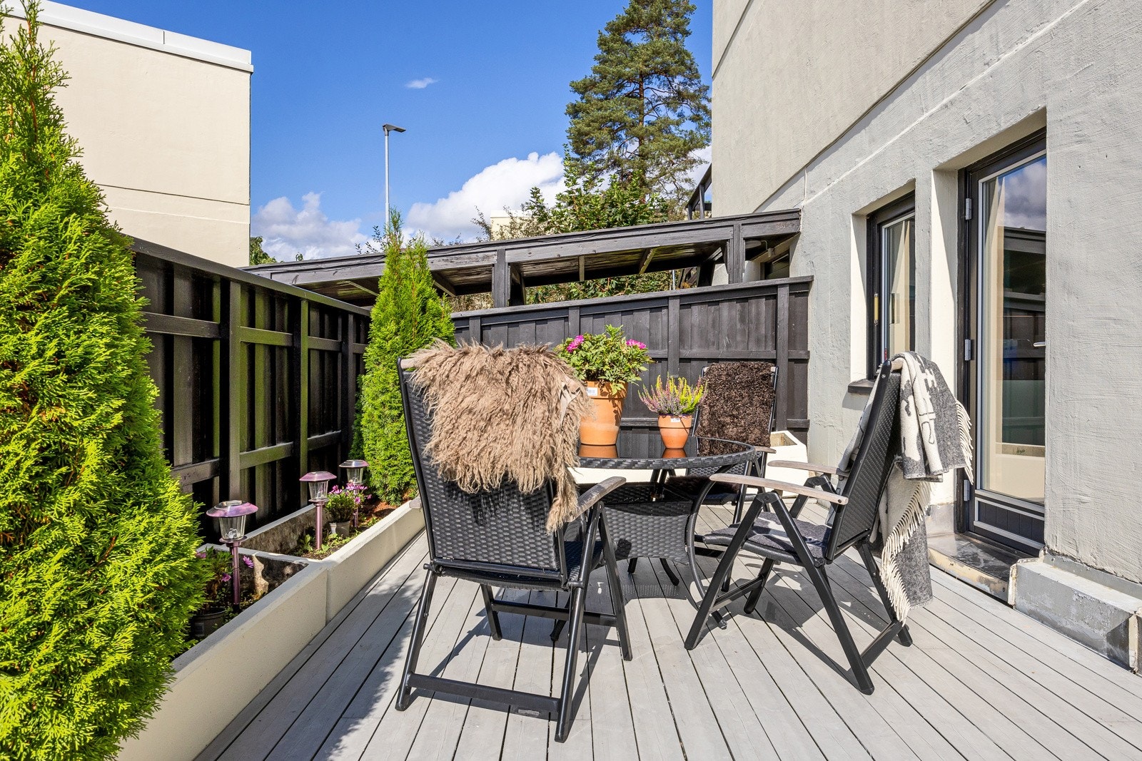 Solrik og flott markterrasse. Galleribilde