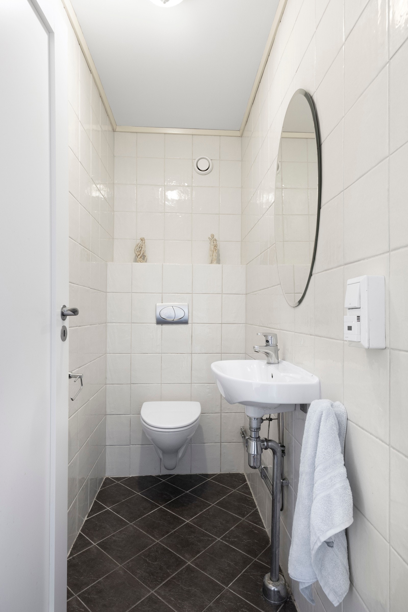 Separat wc med servant, ligger vegg i vegg med badet. Galleribilde