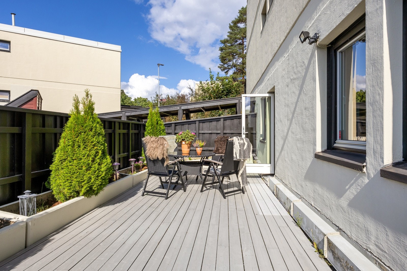 Terrassen har også blomsterkasser, samt høye levegger som gjør at utvendig hygge kan nytes helt i fred. Galleribilde