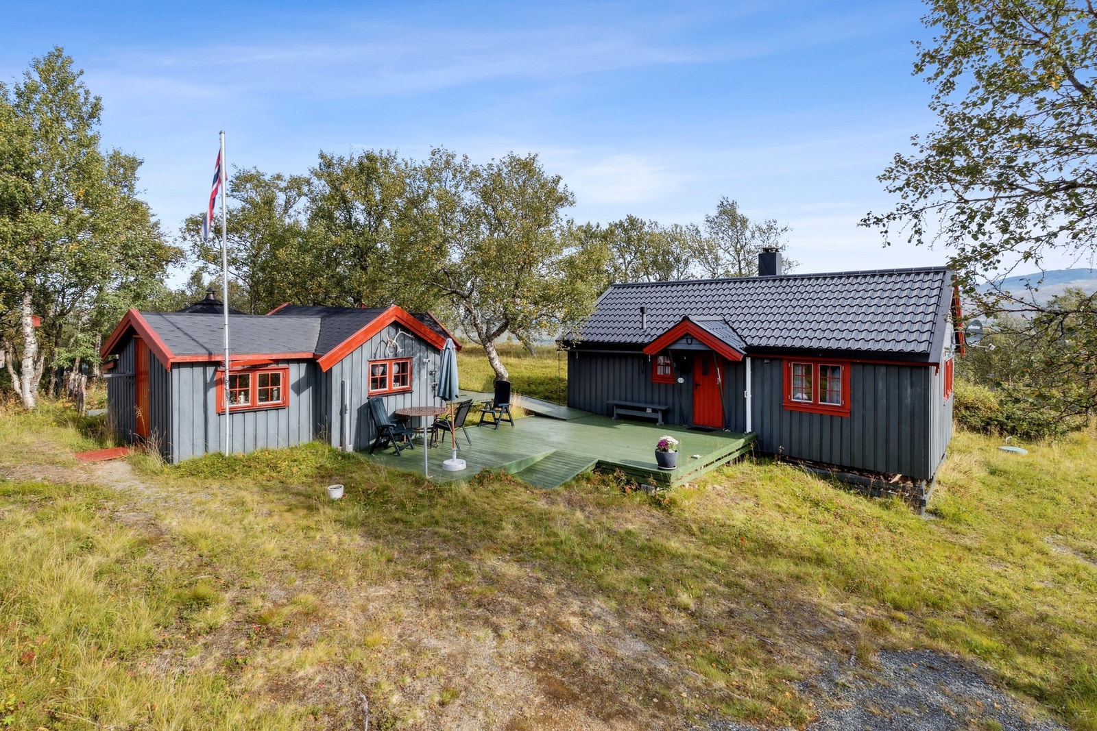 En sjarmerende fritidsbolig fra 1977 med flott og usjenert beliggenhet i Tydal. Galleribilde