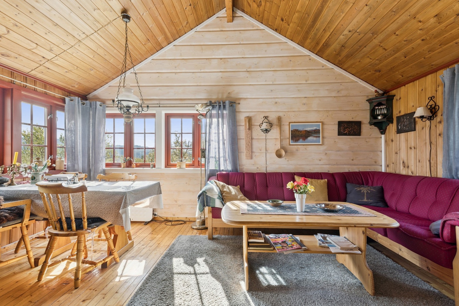 Hytten har vedfyring, strøm, Allente TV og vann fra overvannskumme. Galleribilde